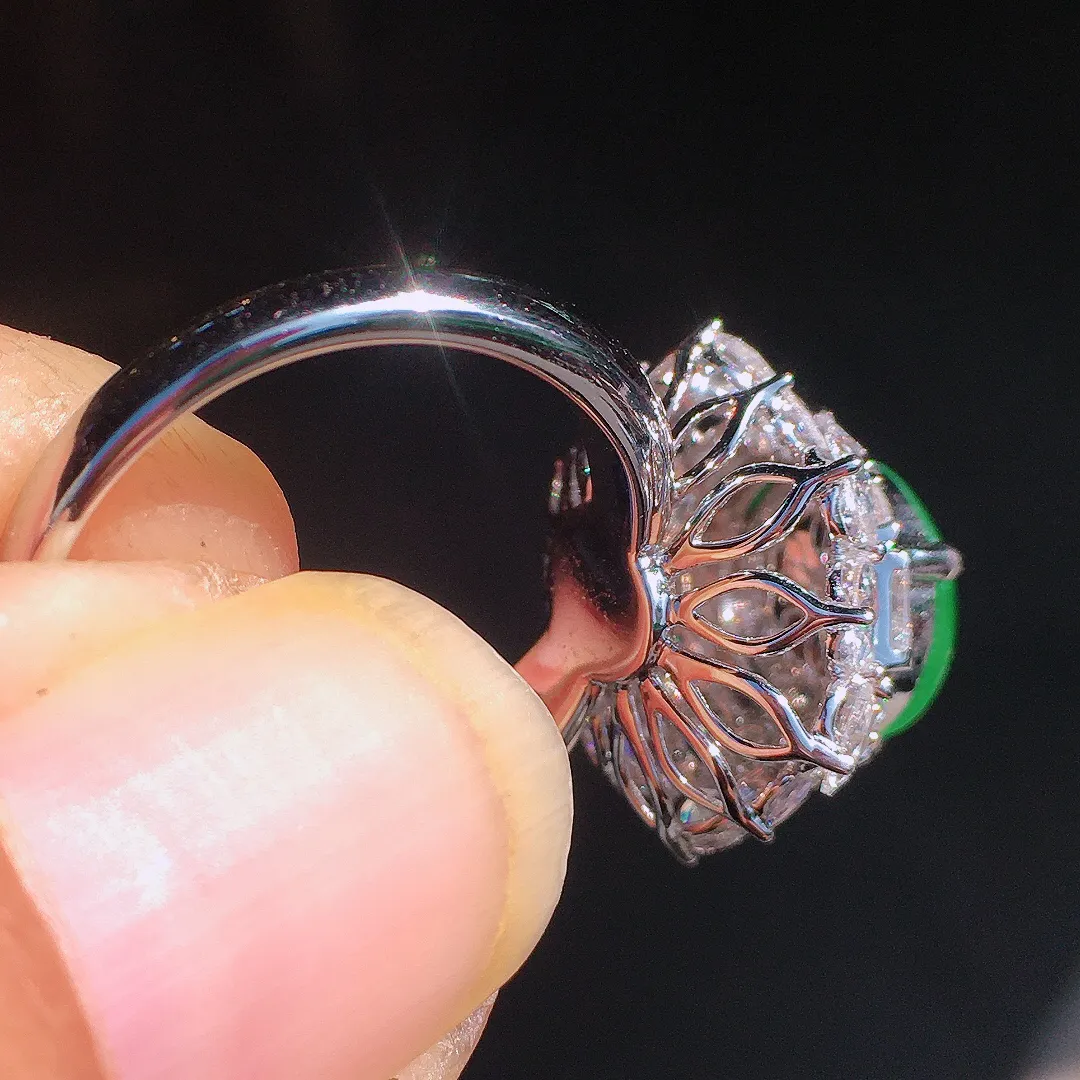 阳绿蛋面戒指，色泽均匀艳丽，玉质细腻，荧光感超
强，饱满圆润，尽显优雅气质，18k
金豪华镶嵌