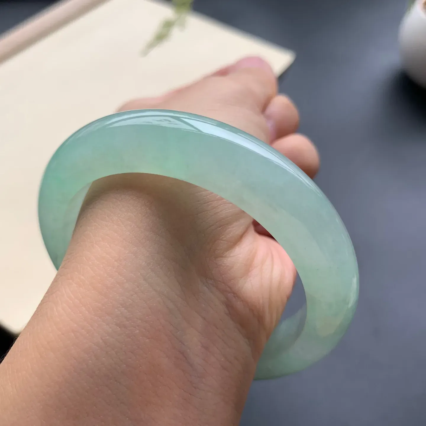 55.3圈口冰晴绿正圈手镯 尺寸：55.3-12.8-9，无纹裂，水润起胶，优美迷人