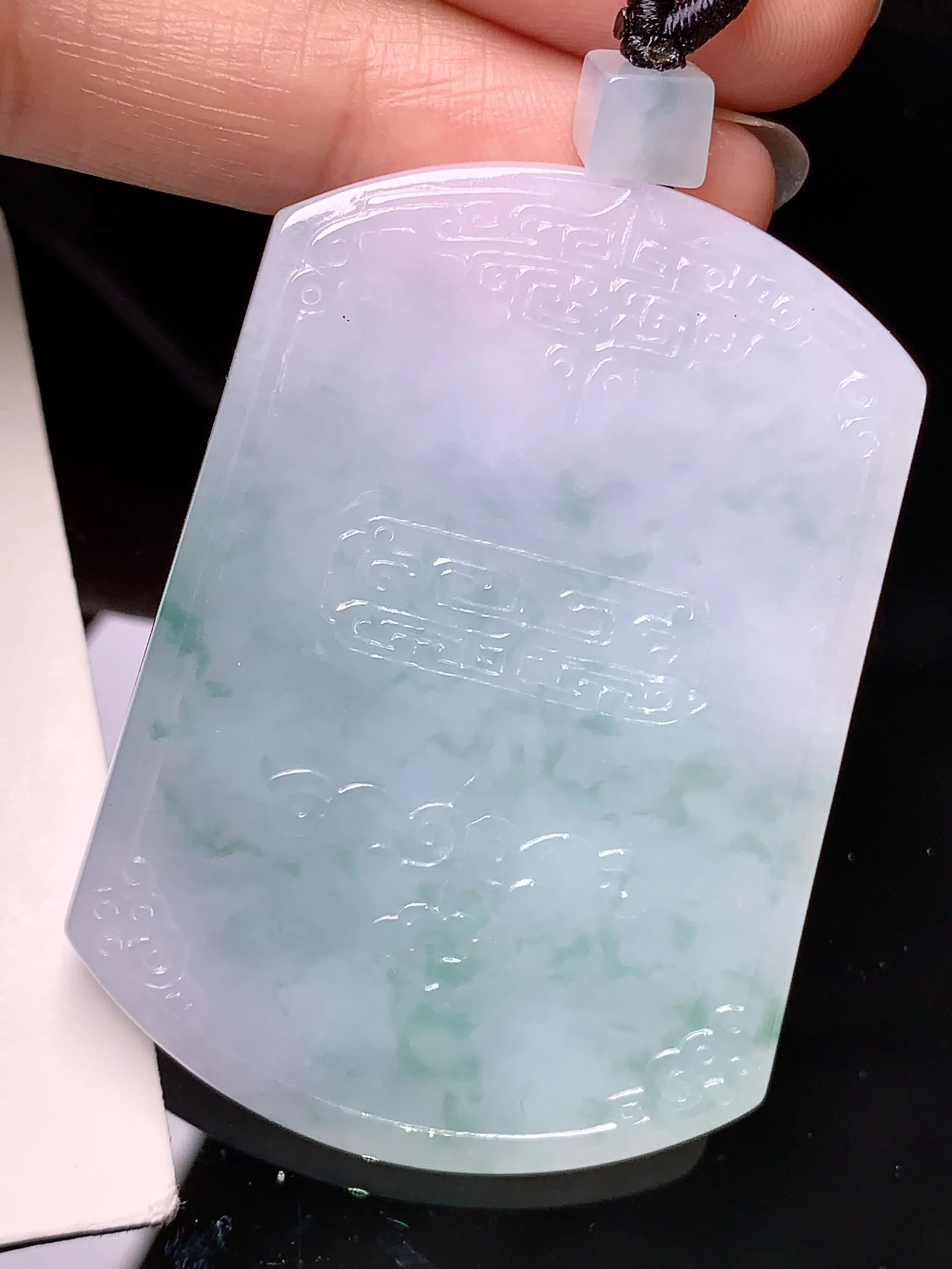 飘绿雕花无事牌吊坠 玉质细腻 色泽清新艳丽 整体尺寸53*38.2*5