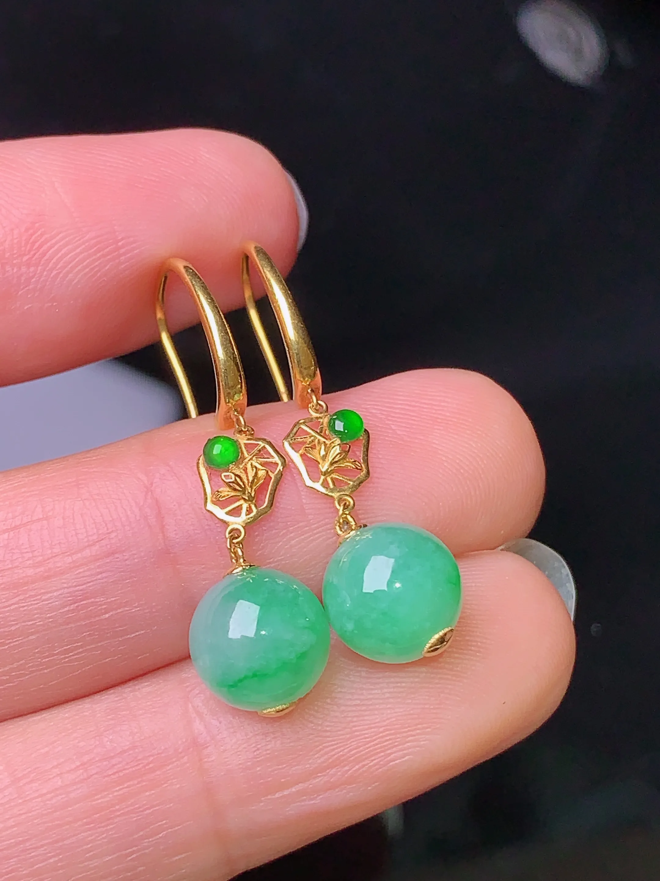 18k金钻镶嵌翠绿圆珠耳坠 玉质细腻 色泽艳丽 整体尺寸29*7.8