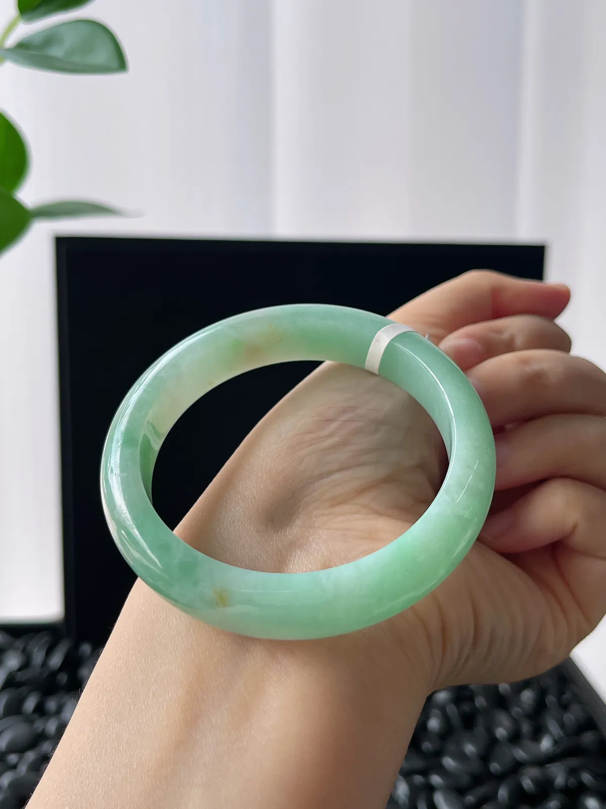 正圈54.5圈口，翡翠糯化种飘绿手镯