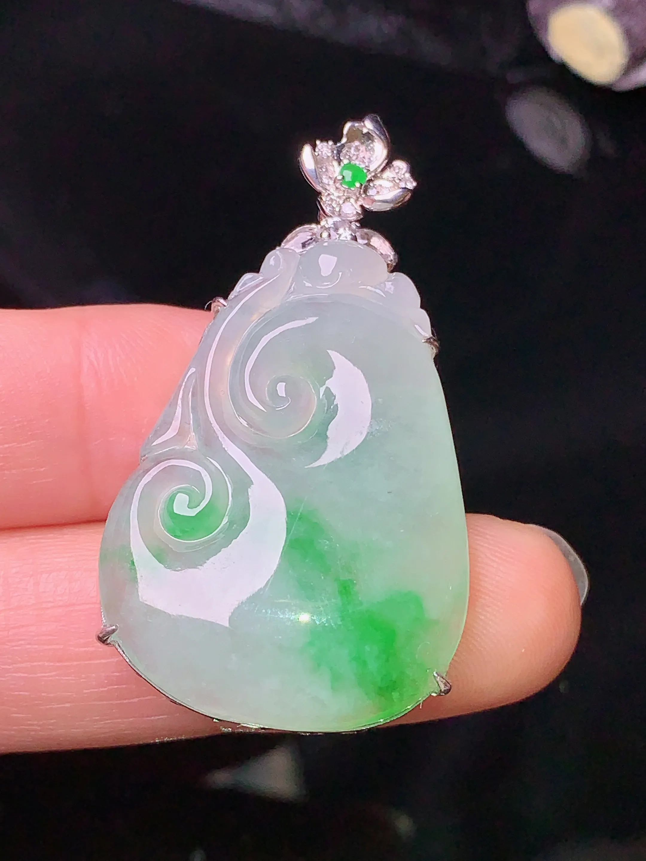 18k金钻镶嵌飘绿如意吊坠 玉质细腻 色泽艳丽 整体尺寸40.8*22.5*6.5