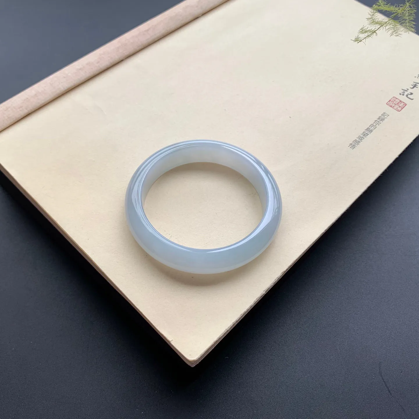 57.3圈口冰糯正圈手镯 尺寸：57.3-12.6-9.6，无纹裂，细腻起胶，白净光滑