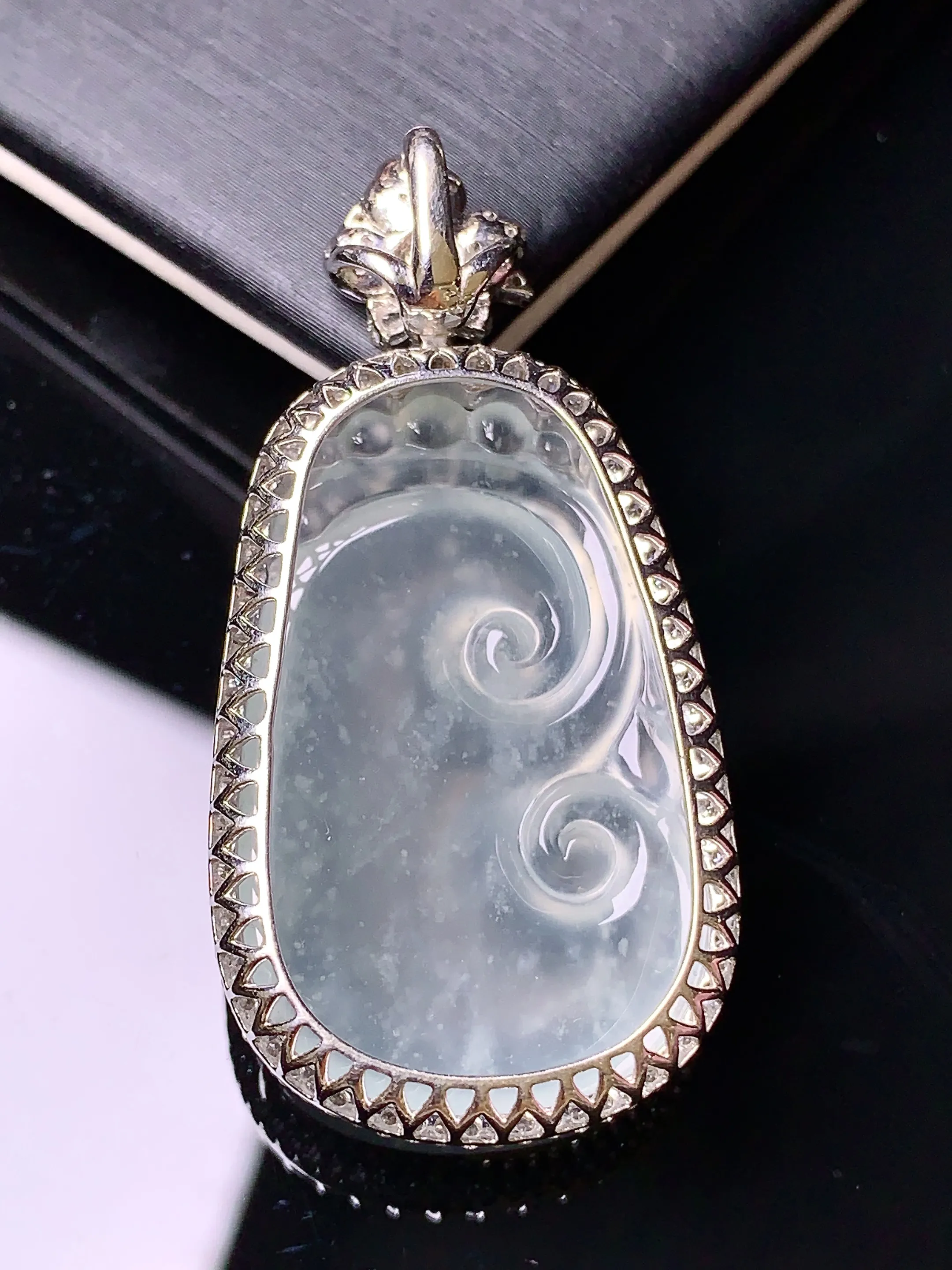 18k金钻镶嵌木那料雪花棉如意吊坠 玉质细腻 色泽清新艳丽 整体尺寸43.5*21.7*8.7