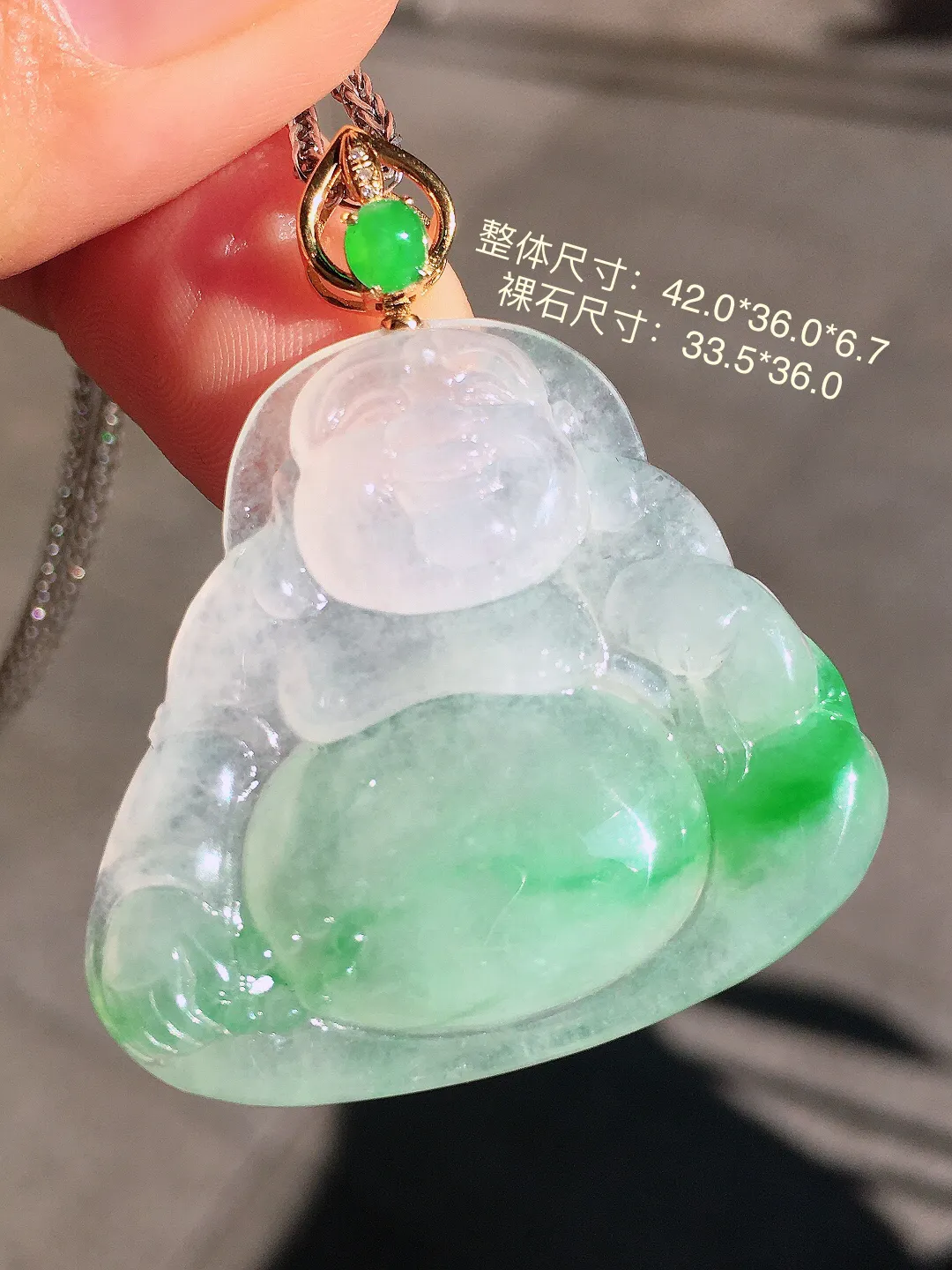 飘绿钱袋佛吊坠，色泽艳丽，玉质细腻，荧光感超
强，饱满圆润，尽显优雅气质，18k
金豪华镶嵌