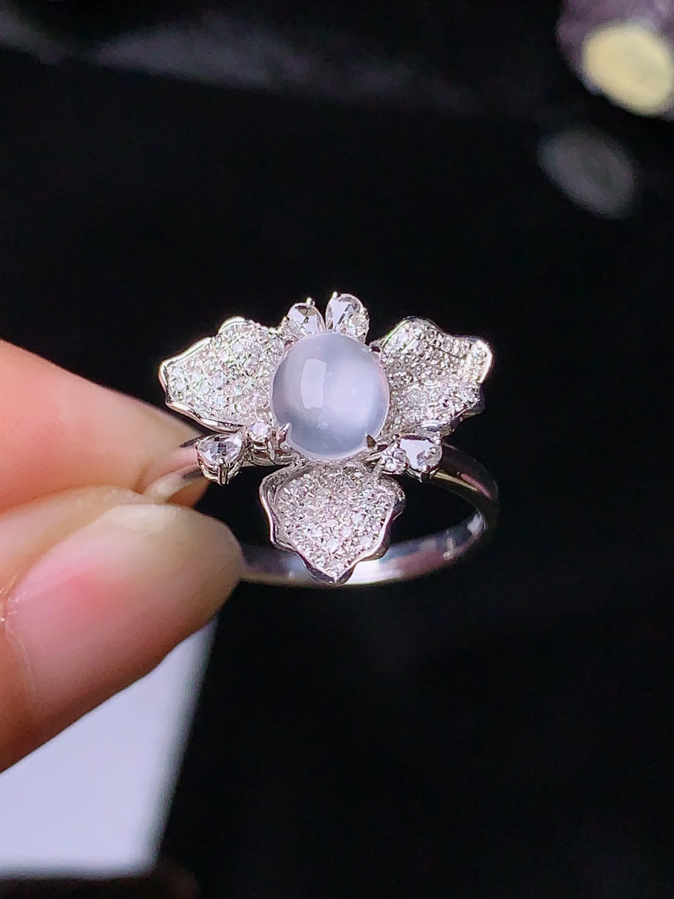 18k金钻镶嵌冰种蛋面戒指 玉质细腻 色泽艳丽 圈口13.5 整体尺寸14.5*16*8.3