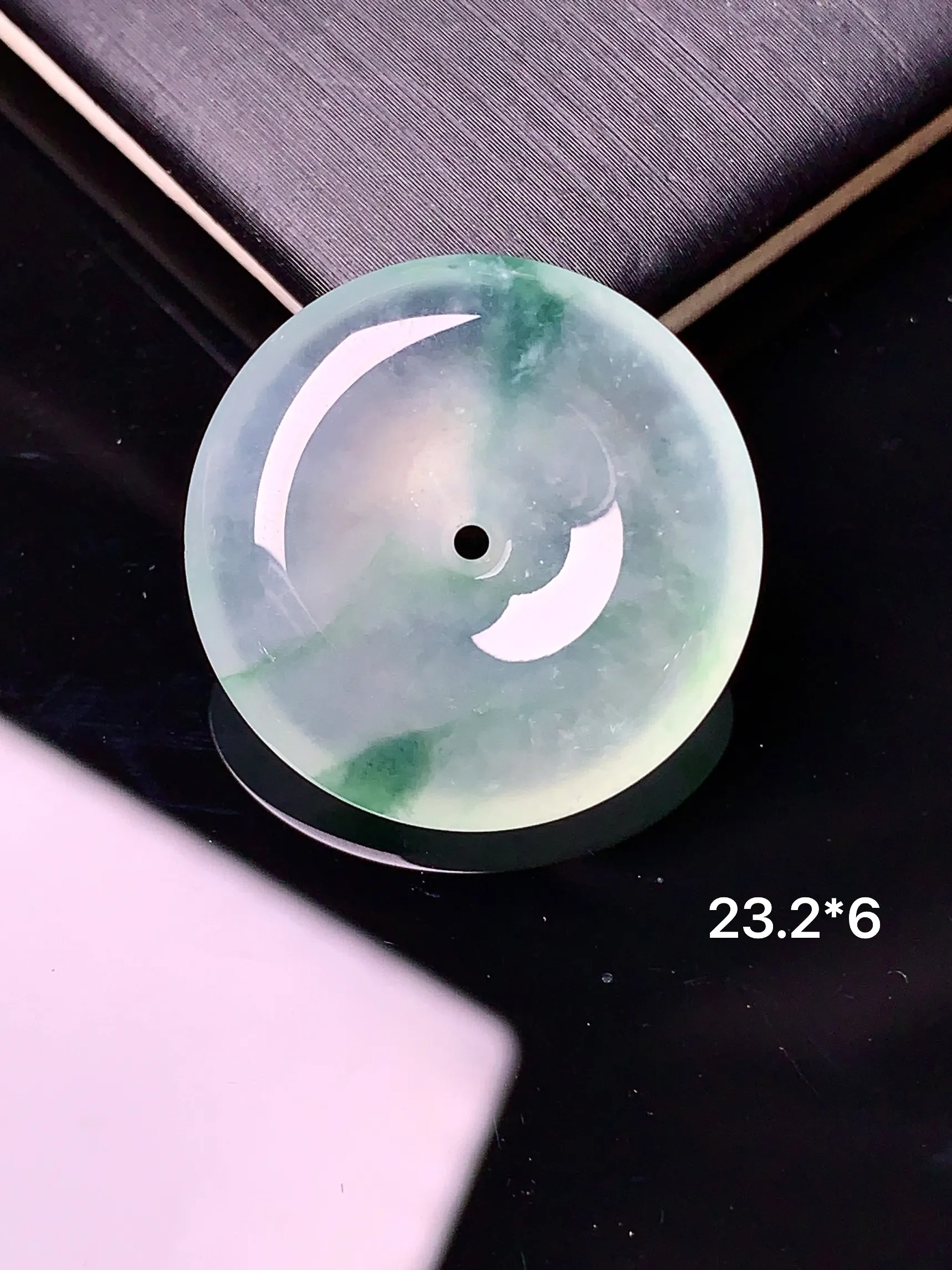 冰种飘绿平安扣吊坠 玉质细腻 色泽清新艳丽 整体尺寸23.2*6