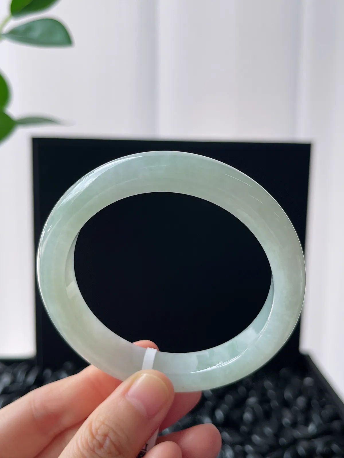 正圈57圈口，翡翠冰糯种淡绿色手镯