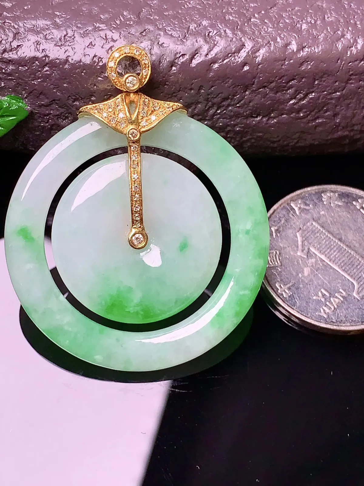 18k金钻镶嵌飘绿子母扣吊坠 玉质细腻 色泽艳丽 整体尺寸45*37*4.6