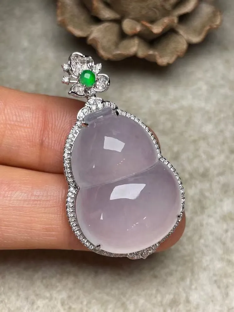 冰种葫芦吊坠、真金真钻镶嵌，种水好，玉质细腻 .裸石尺寸 26.0*19.7