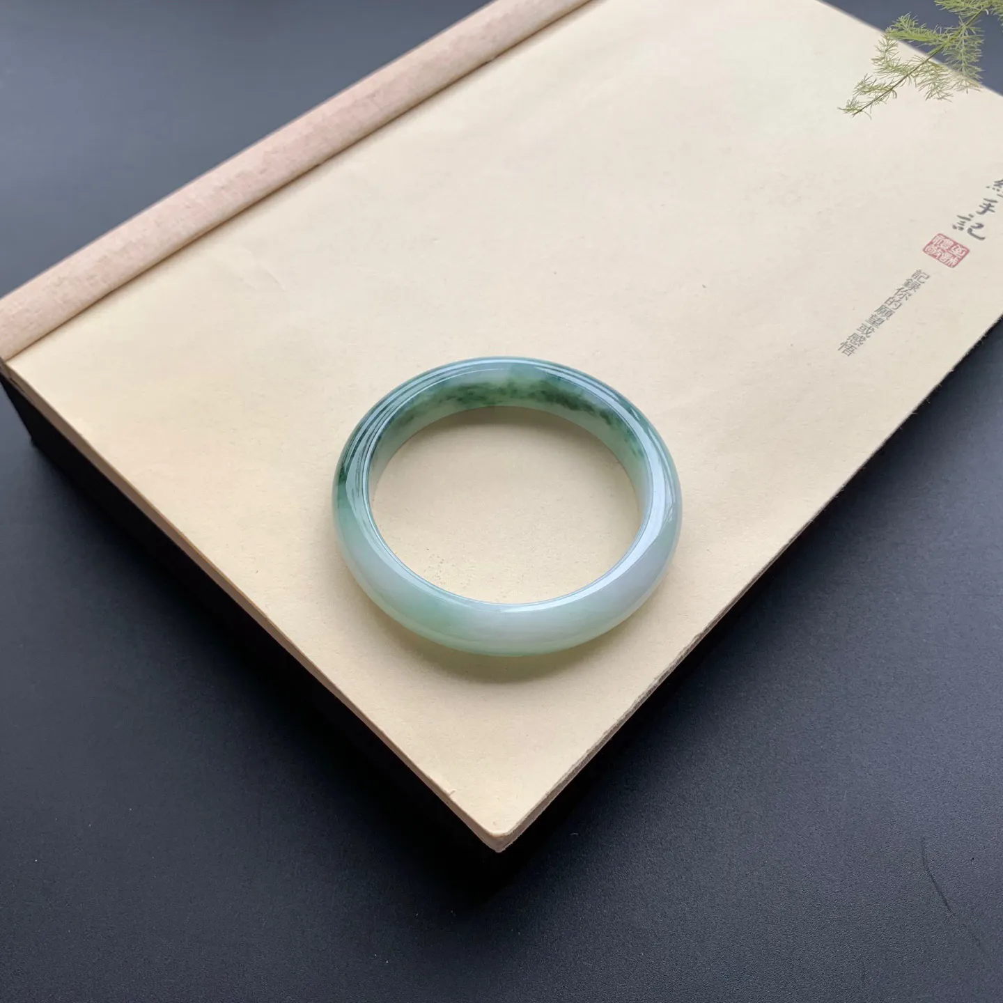 55.8圈口飘花正圈手镯 尺寸：55.8-12.3-8.2，无纹裂，细腻光滑，花色浓郁