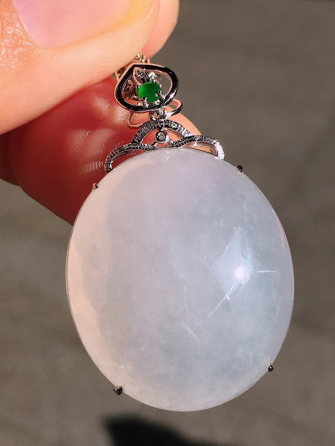 冰种蛋面吊坠，玉质细腻，荧光感超
强，饱满圆润，尽显优雅气质，18k
金豪华镶嵌