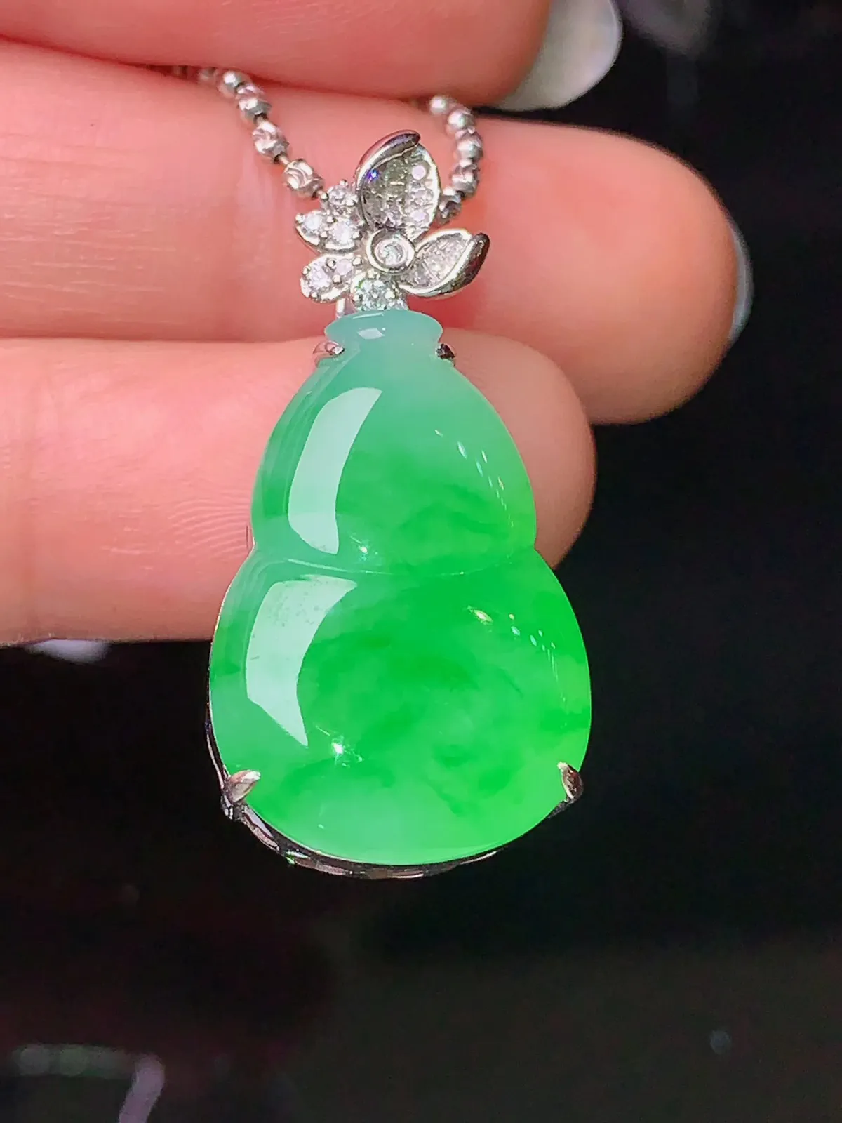 18k金钻镶嵌翠绿葫芦吊坠 玉质细腻 色泽艳丽 整体尺寸30.6*15*7.8