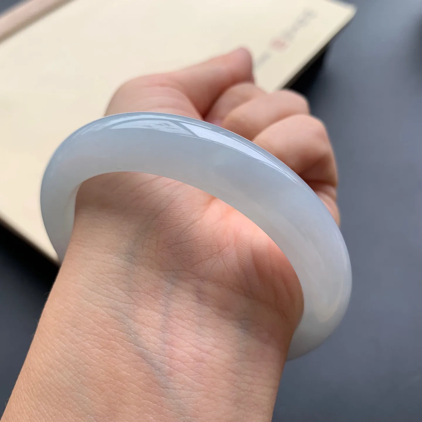 57.3圈口冰糯正圈手镯 尺寸：57.3-12.6-9.6，无纹裂，细腻起胶，白净光滑