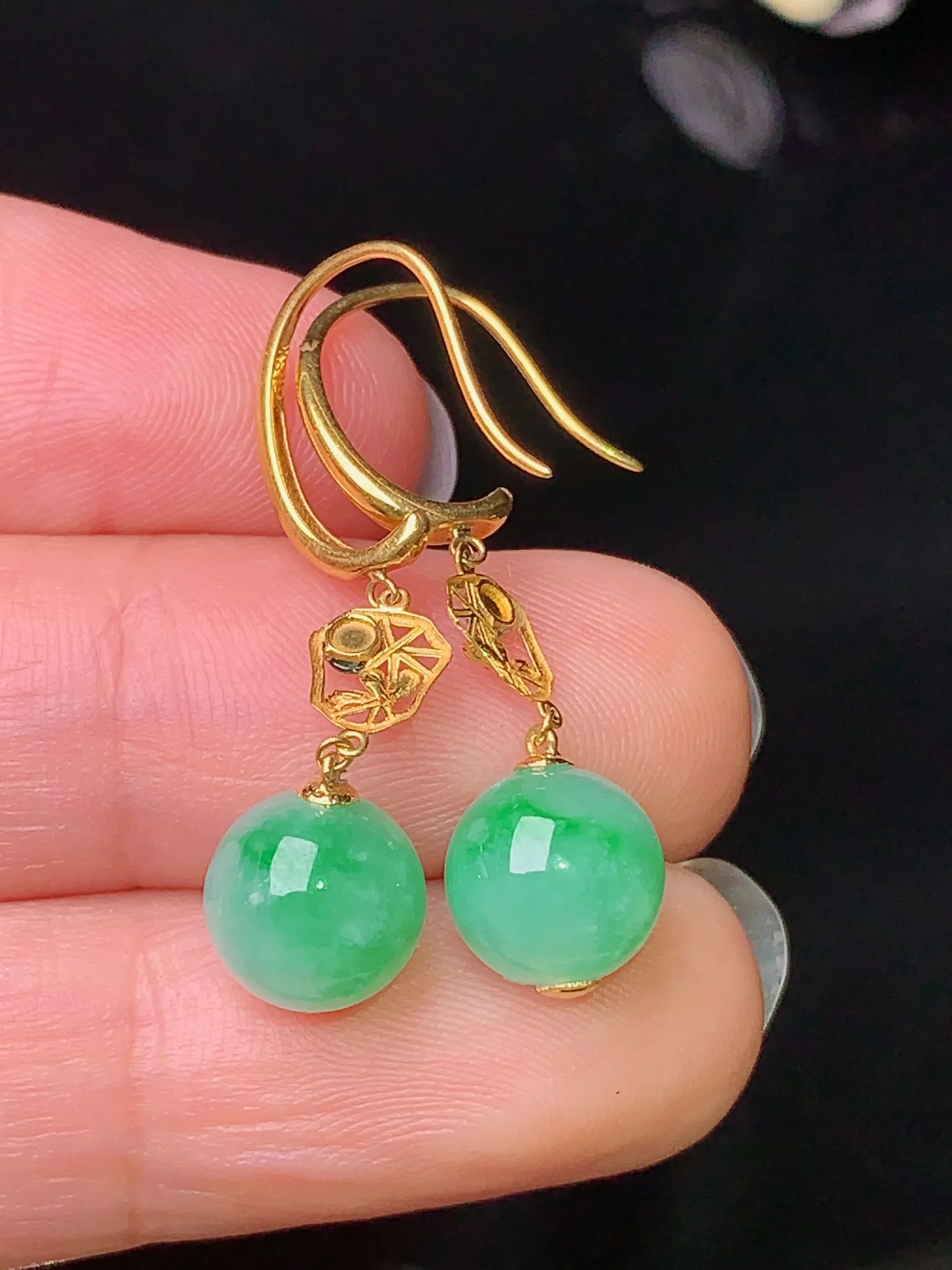 18k金钻镶嵌翠绿圆珠耳坠 玉质细腻 色泽艳丽 整体尺寸29*7.8