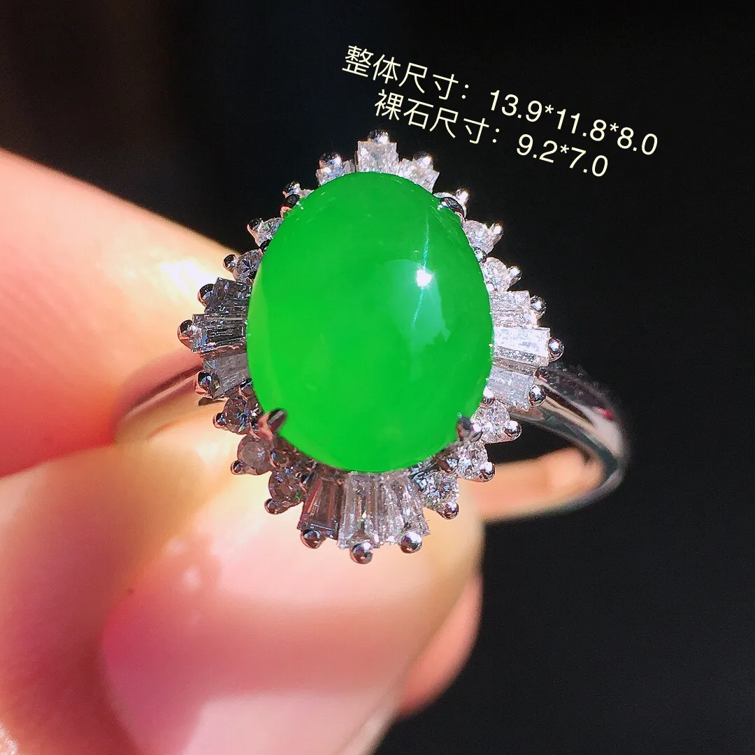 阳绿蛋面戒指，色泽均匀艳丽，玉质细腻，荧光感超
强，饱满圆润，尽显优雅气质，18k
金豪华镶嵌