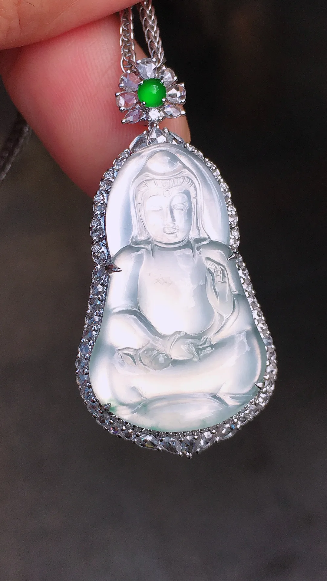 冰种观音吊坠，玉质细腻，荧光感超
强，饱满圆润，尽显优雅气质，18k
金豪华镶嵌