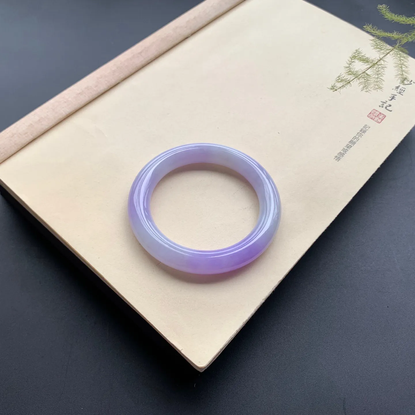 57圈口紫罗兰圆条手镯 尺寸：57-11，无纹裂，细腻光滑，色泽浓郁