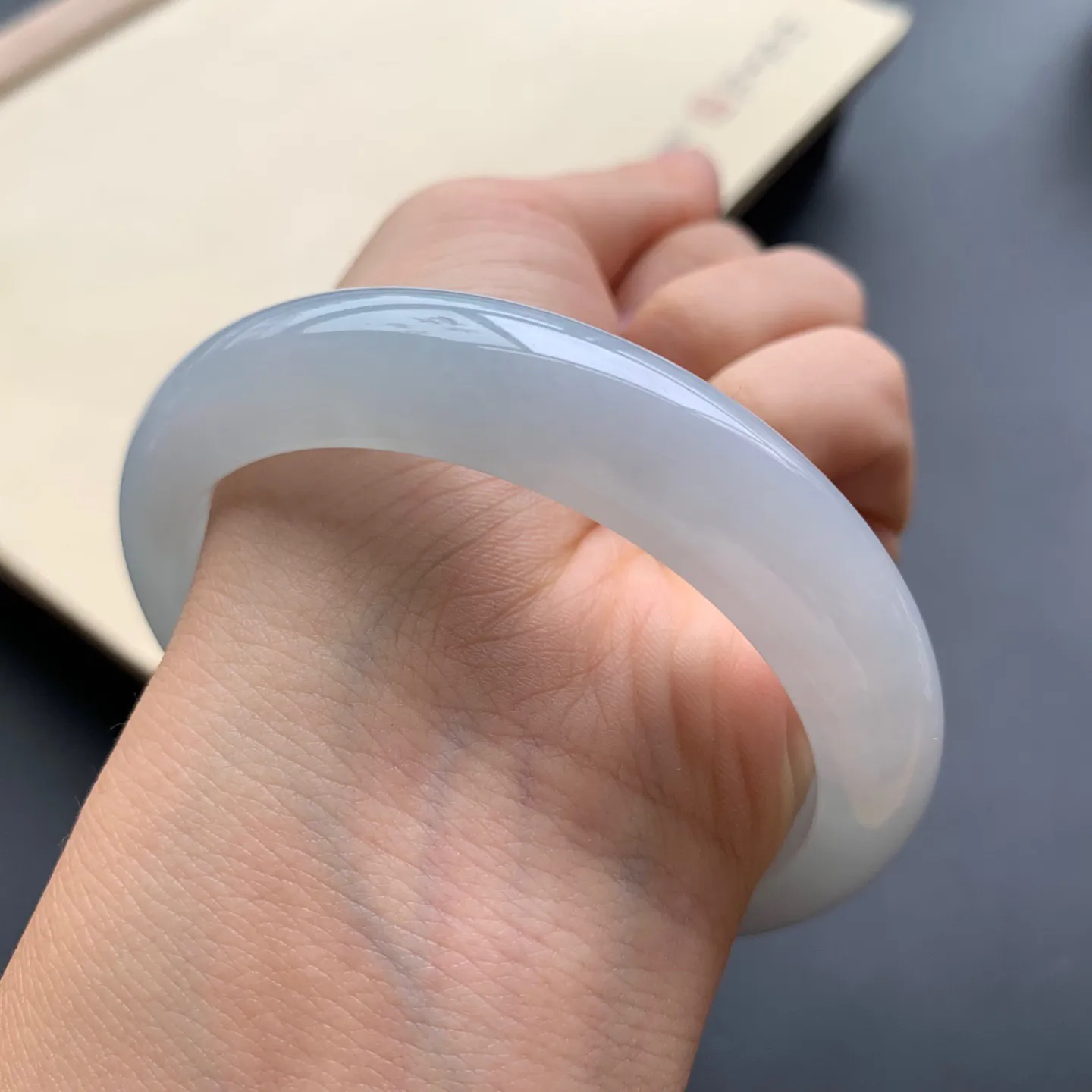 57.3圈口冰糯正圈手镯 尺寸：57.3-12.6-9.6，无纹裂，细腻起胶，白净光滑