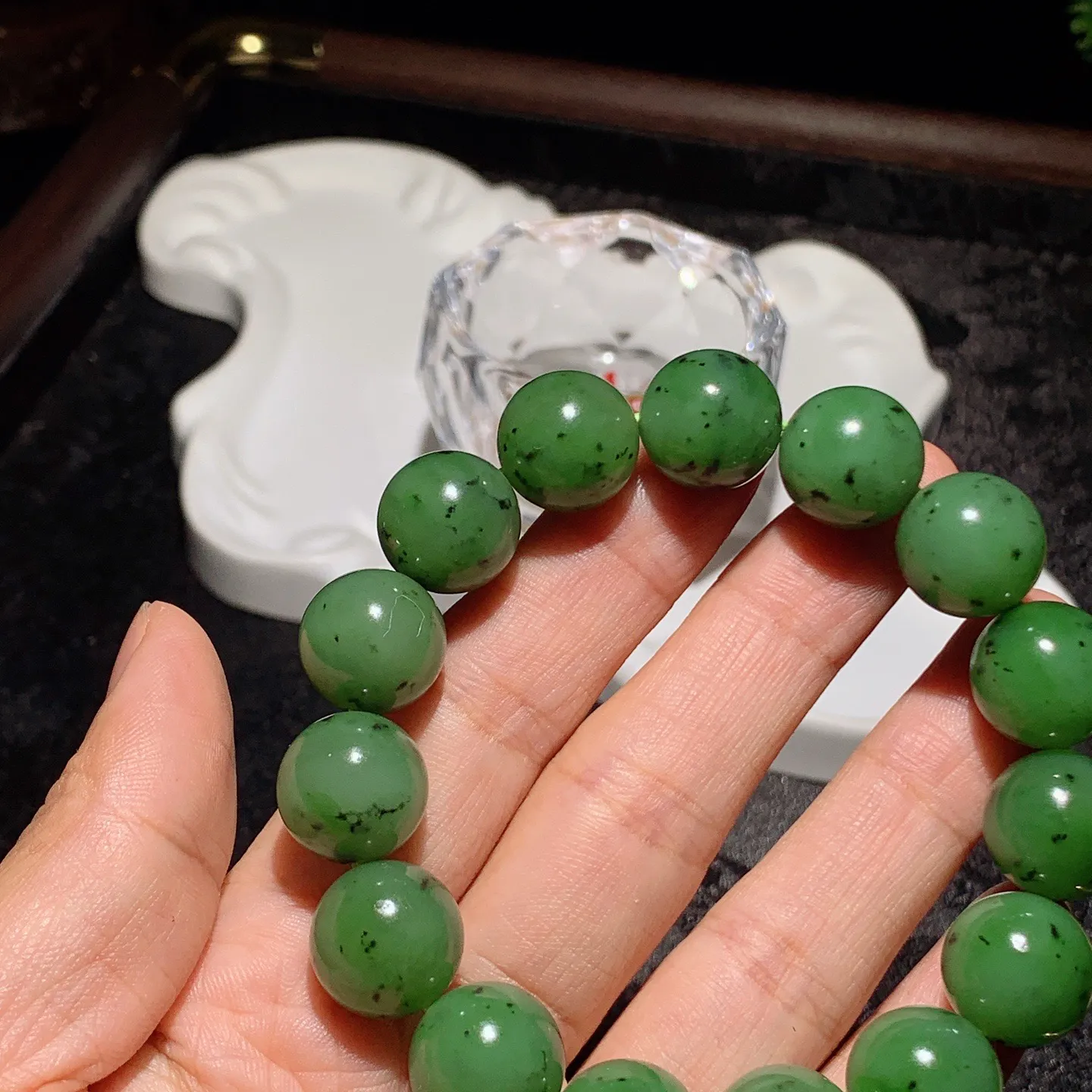 和田玉阳绿俄罗斯碧玉圆珠手串。单颗尺寸14重65.6克。玉质细腻油润。手推出油。佩戴高端典雅。lt2
