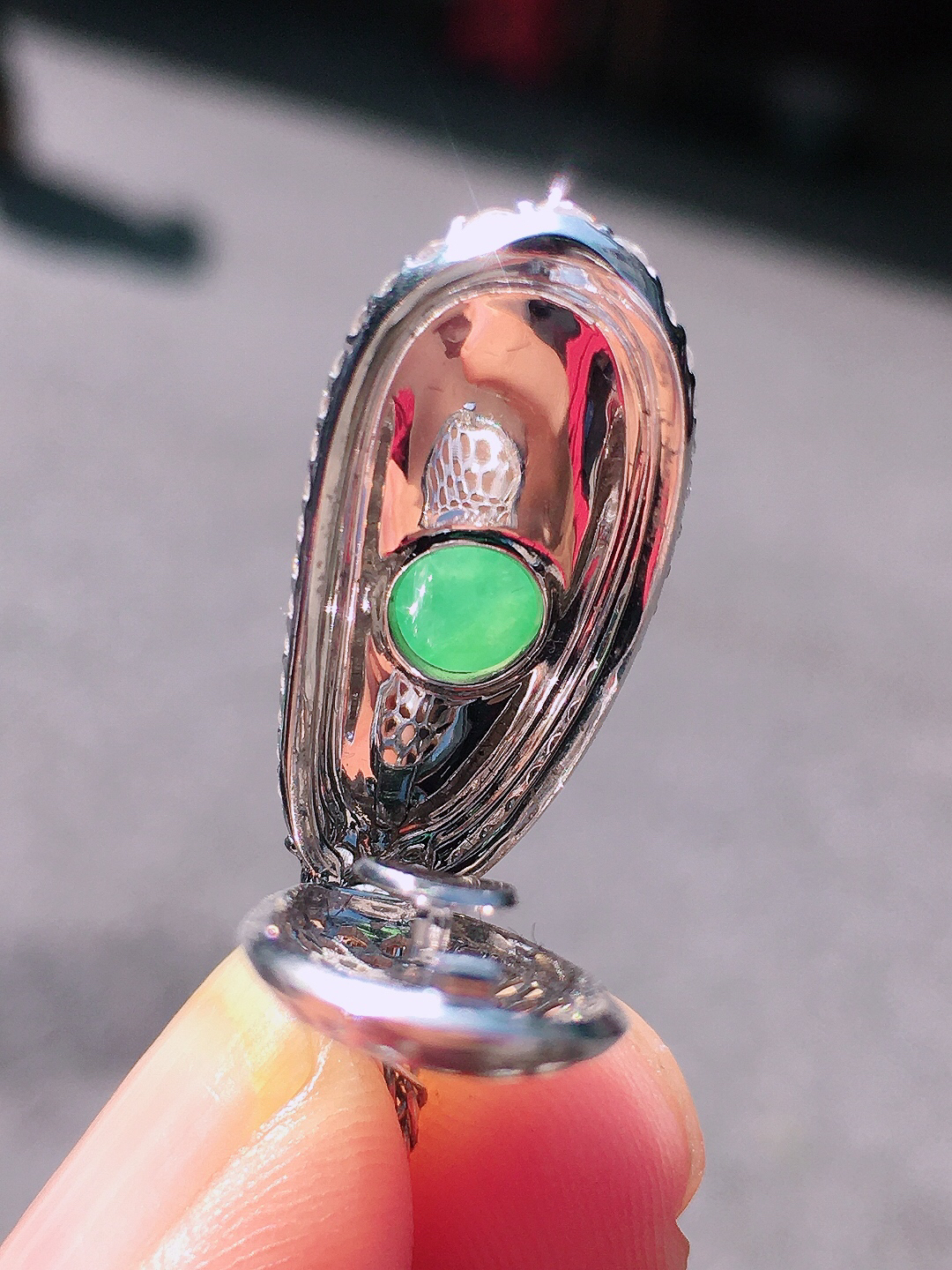 阳绿福瓜吊坠，色泽均匀艳丽，玉质细腻，荧光感超
强，饱满圆润，尽显优雅气质，18k
金豪华镶嵌