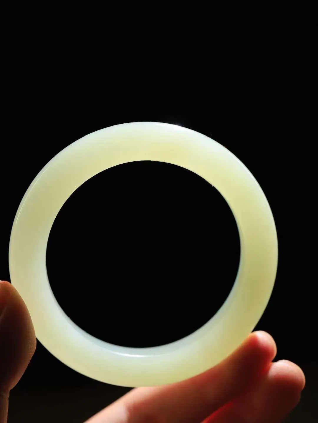 【温润于心.手镯】

精品️和田玉晴水手镯，如晴水般清澈，似晴空般纯净。每一缕纹理都诉说着大自然的馈赠，温润细腻，触手生温。佩戴它，仿佛将一片宁静的晴水湖戴在腕间，优雅从容，气质非凡。重67.5克  尺寸56.5-12.2-10.4mm  55110533A