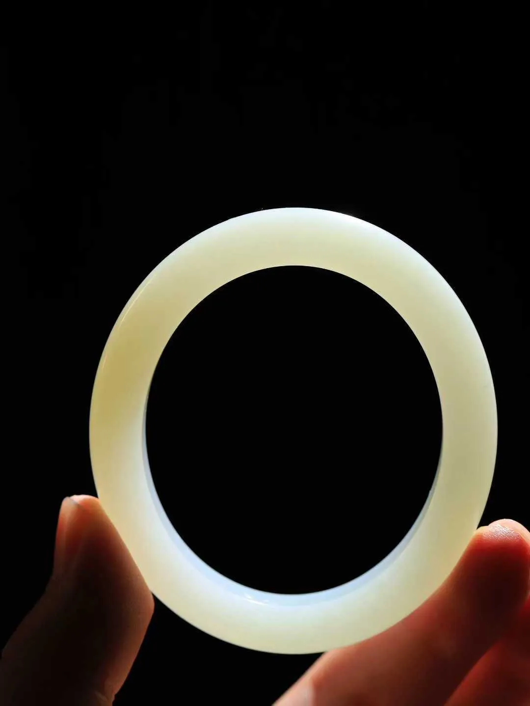 【贵妃镯.玉腕清响】    

精品和田玉糖白玉贵妃镯，玉质温润细腻 油性十足 相传杨贵妃十分喜爱椭圆形态手镯，后人称其为贵妃镯。因其形与人手腕形相吻合，佩戴更服帖，别具妩媚风格。
重41克   内径49.5-47mm尺寸10.3-8.7mm   fDL-10110516