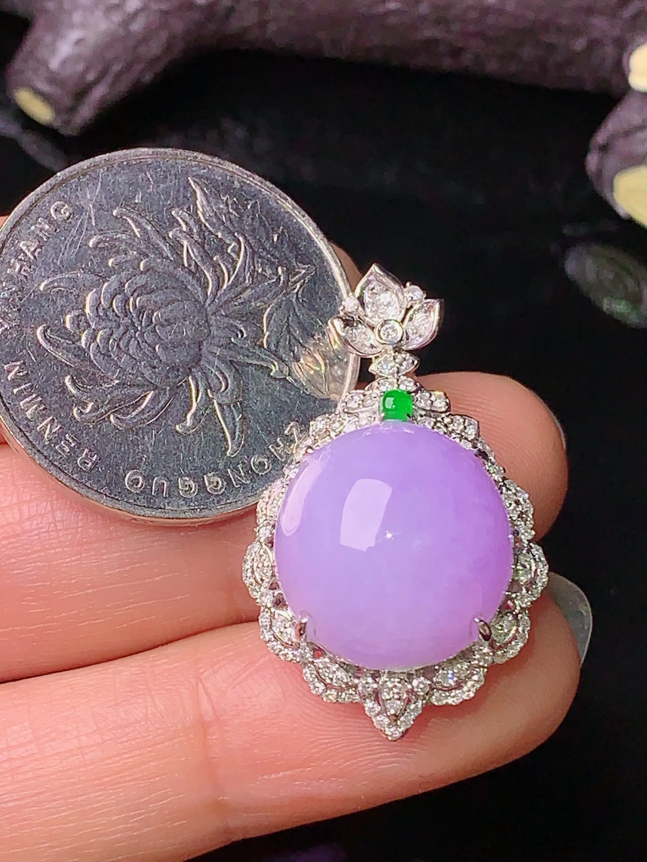 18k金钻镶嵌紫罗兰蛋面吊坠 玉质细腻 色泽艳丽 整体尺寸29.7*18.5*13