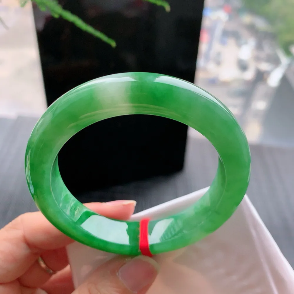 正圈满色阳绿 无瑕 尺寸:54.2/12.4/9.3 色好