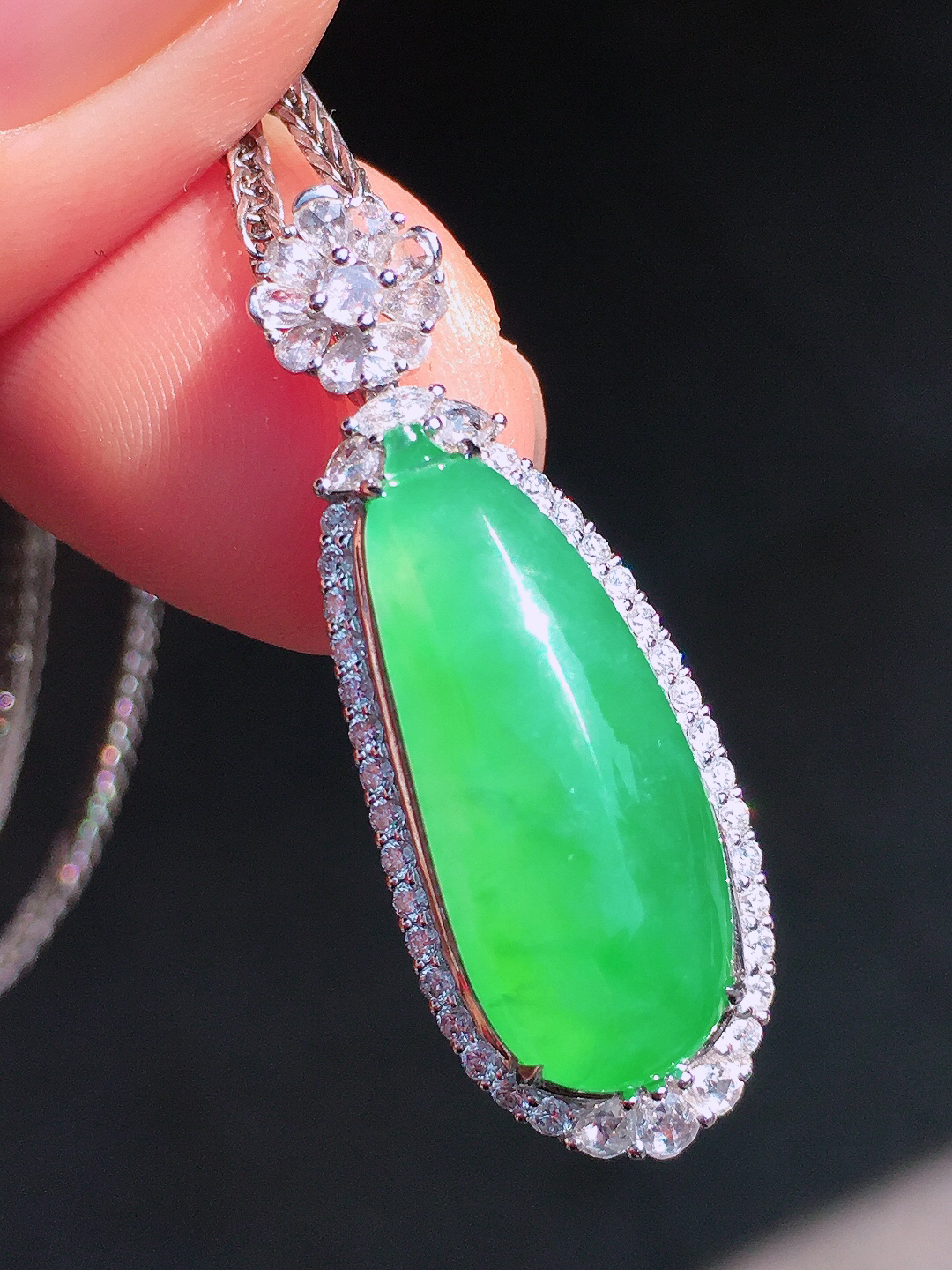 阳绿福瓜吊坠，色泽均匀艳丽，玉质细腻，荧光感超
强，饱满圆润，尽显优雅气质，18k
金豪华镶嵌