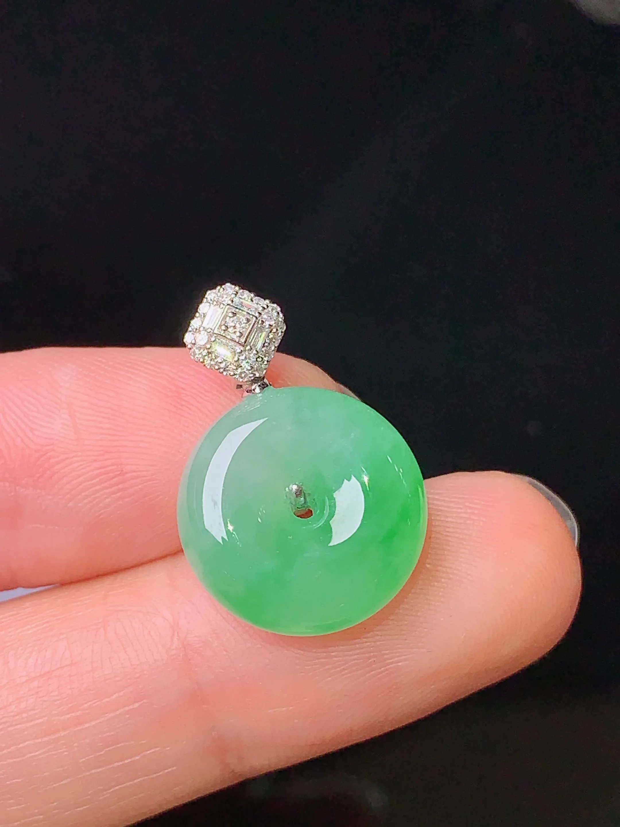 18k金钻镶嵌翠绿平安扣吊坠 玉质细腻 色泽艳丽 整体尺寸21*6