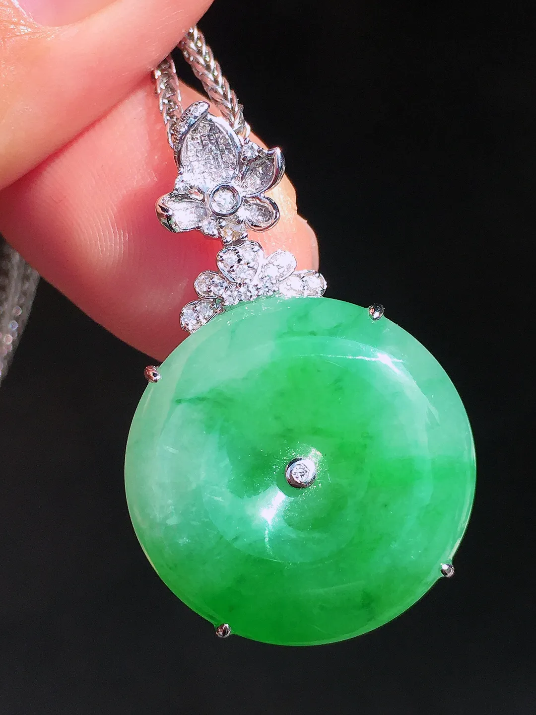 阳绿平安扣吊坠，色泽均匀艳丽，玉质细腻，荧光感超
强，饱满圆润，尽显优雅气质，18k
金豪华镶嵌