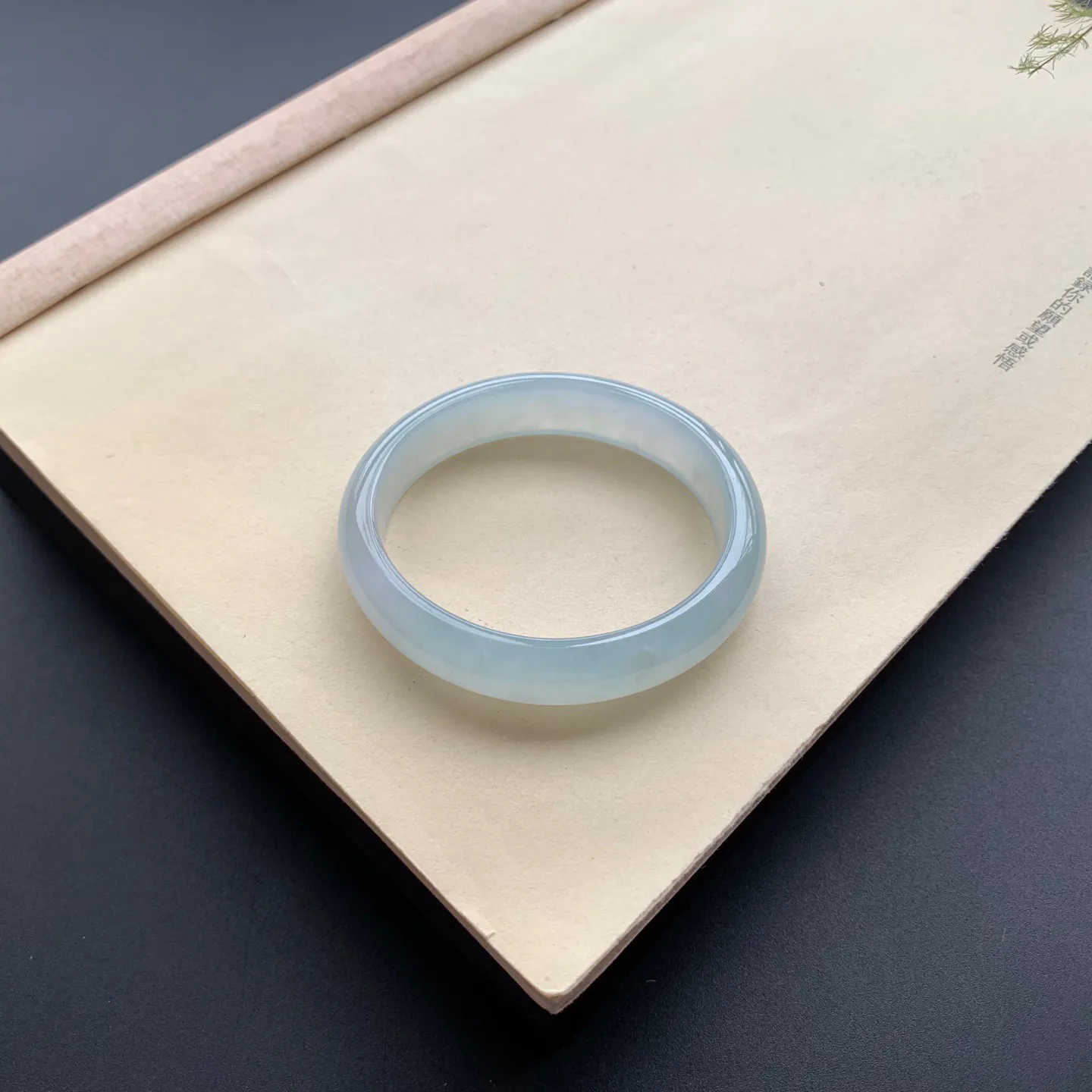 55圈口冰种贵妃手镯 尺寸：55-48.5-13-6.8，无纹裂，水润起胶，白净透亮