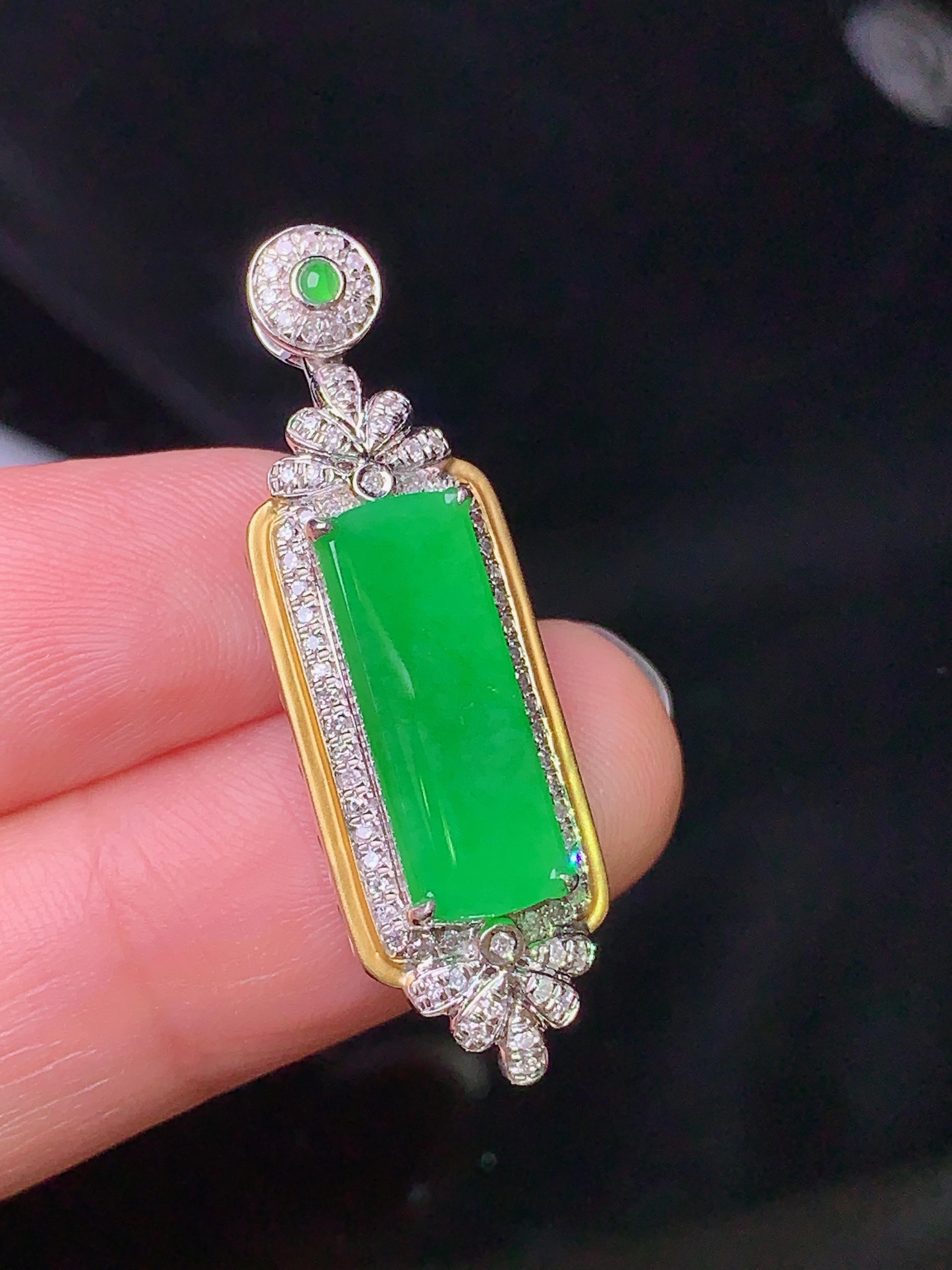 18k金钻镶嵌翠绿无事牌吊坠 玉质细腻 色泽艳丽 整体尺寸34.6*10.6*6