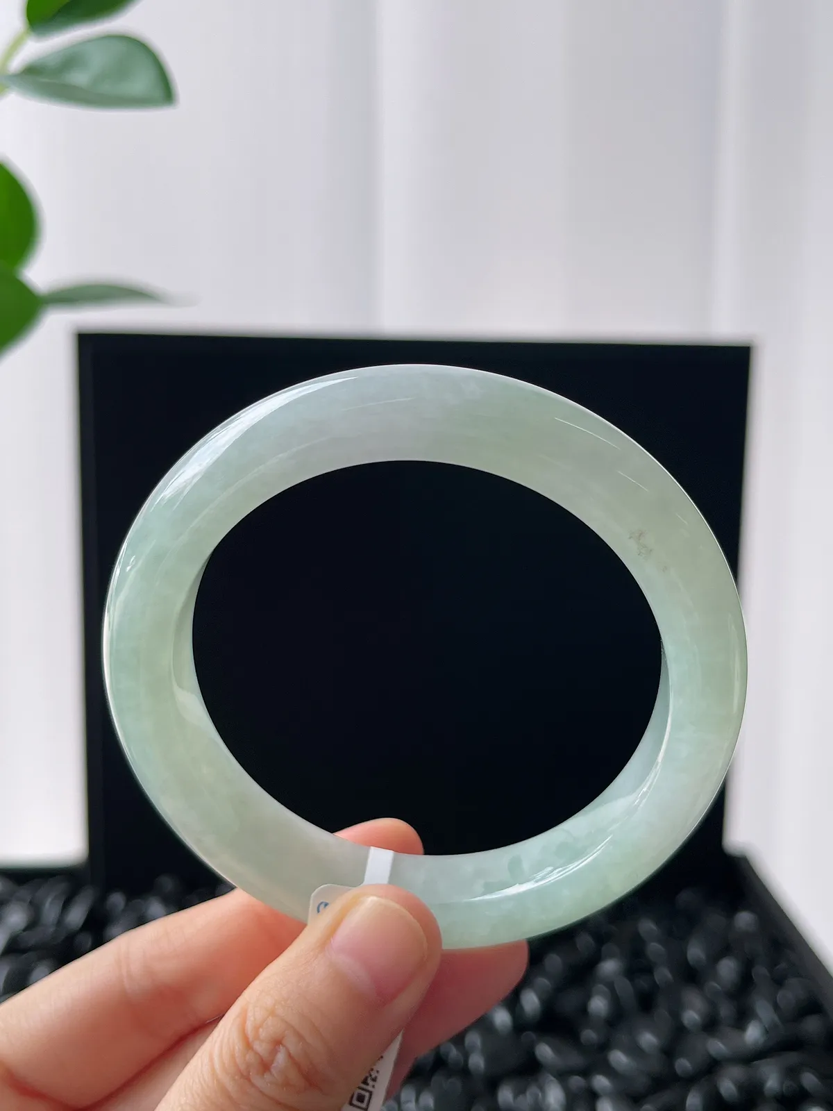 正圈57.5圈口，翡翠冰糯种淡绿色手镯