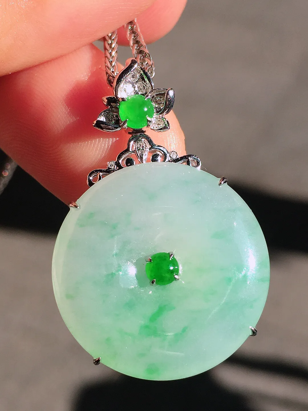 飘绿平安扣吊坠，色泽艳丽，玉质细腻，荧光感超
强，饱满圆润，尽显优雅气质，18k
金豪华镶嵌