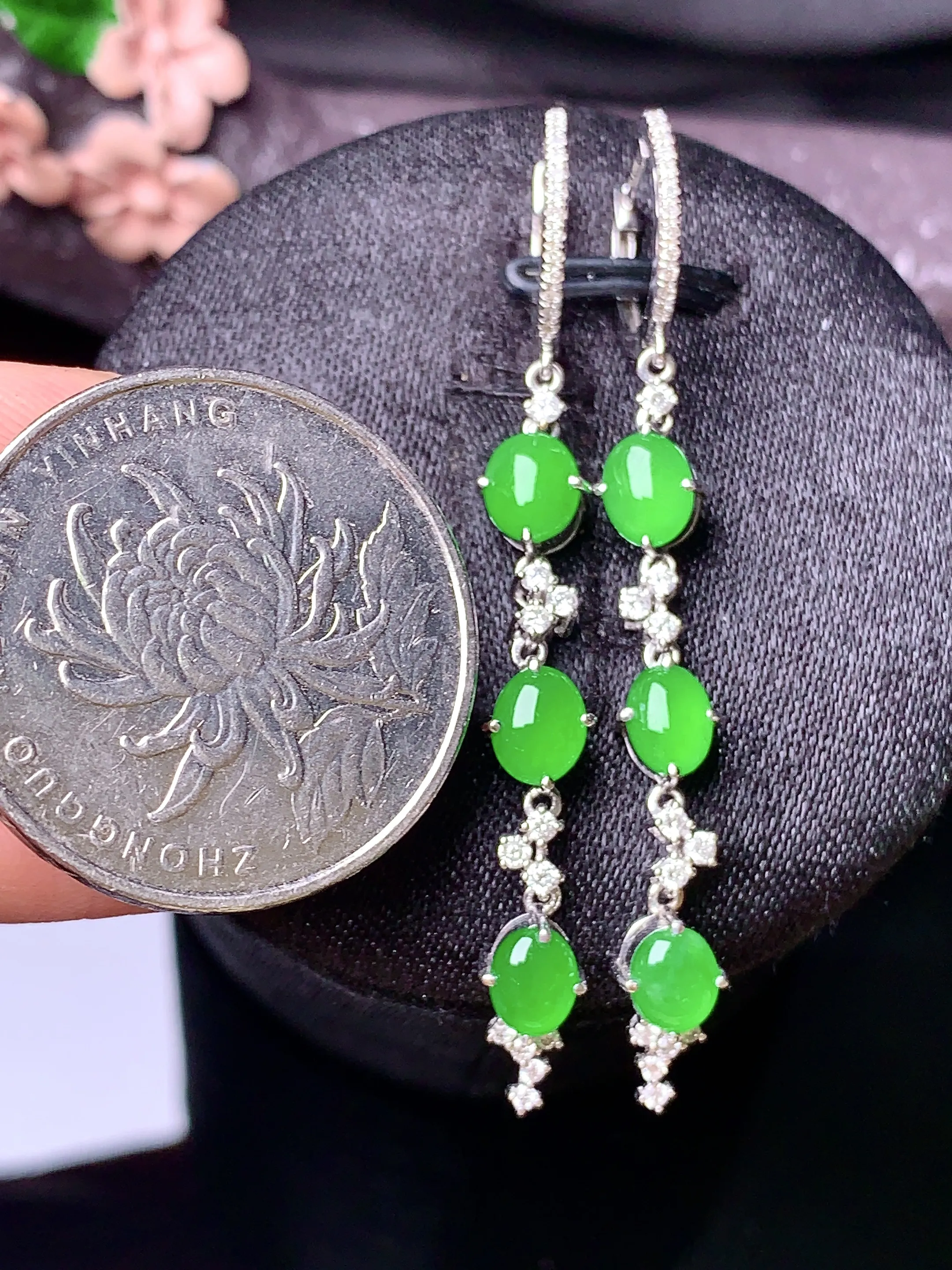 18k金钻镶嵌满绿蛋面耳坠 玉质细腻 色泽艳丽 整体尺寸50.8*5.2*4.5