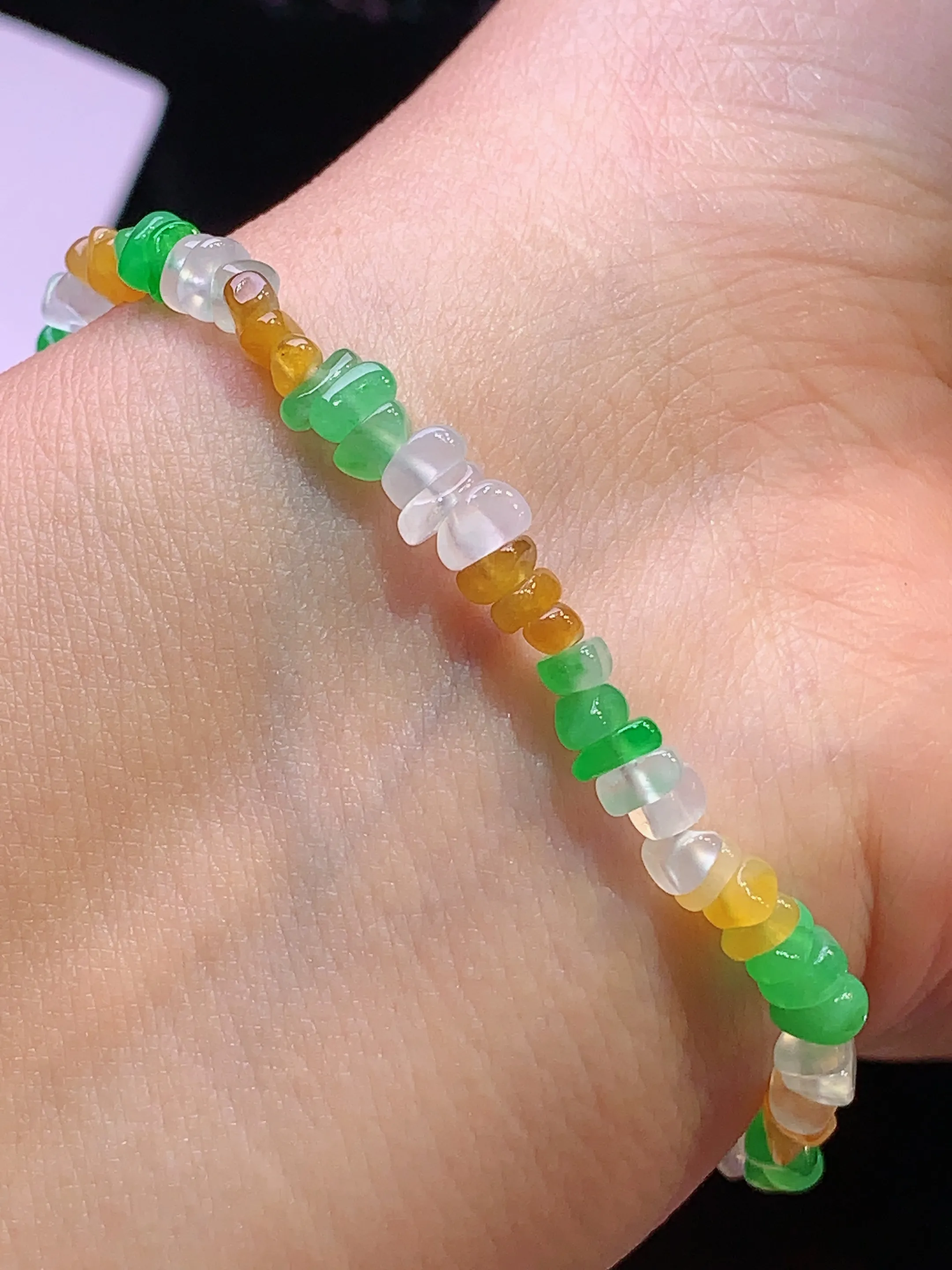 多彩随形手链 玉质细腻 色泽清新艳丽 整体尺寸4.6*3.8*2.5