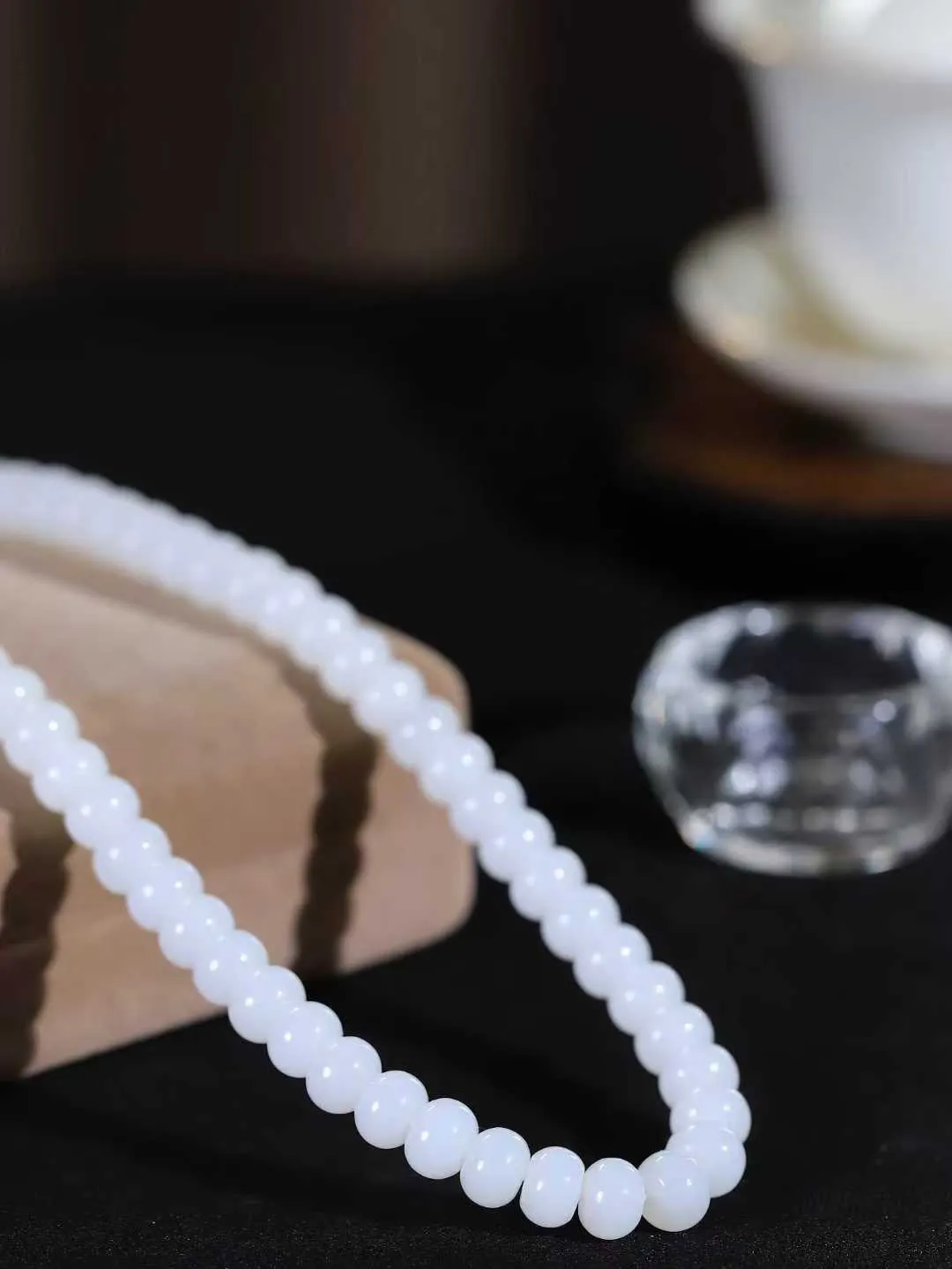 【算盘珠.项链】

精品和田玉白玉算盘珠项链 玉质温润 油性十足 形苹果珠，静于念间，佛韵在心，轻轻拨动，尘埃落定，浮浮尘世，一念愚即般若绝，一念智即般若生。重73.3克  尺寸取一5.7-8mm   fDL-66110543