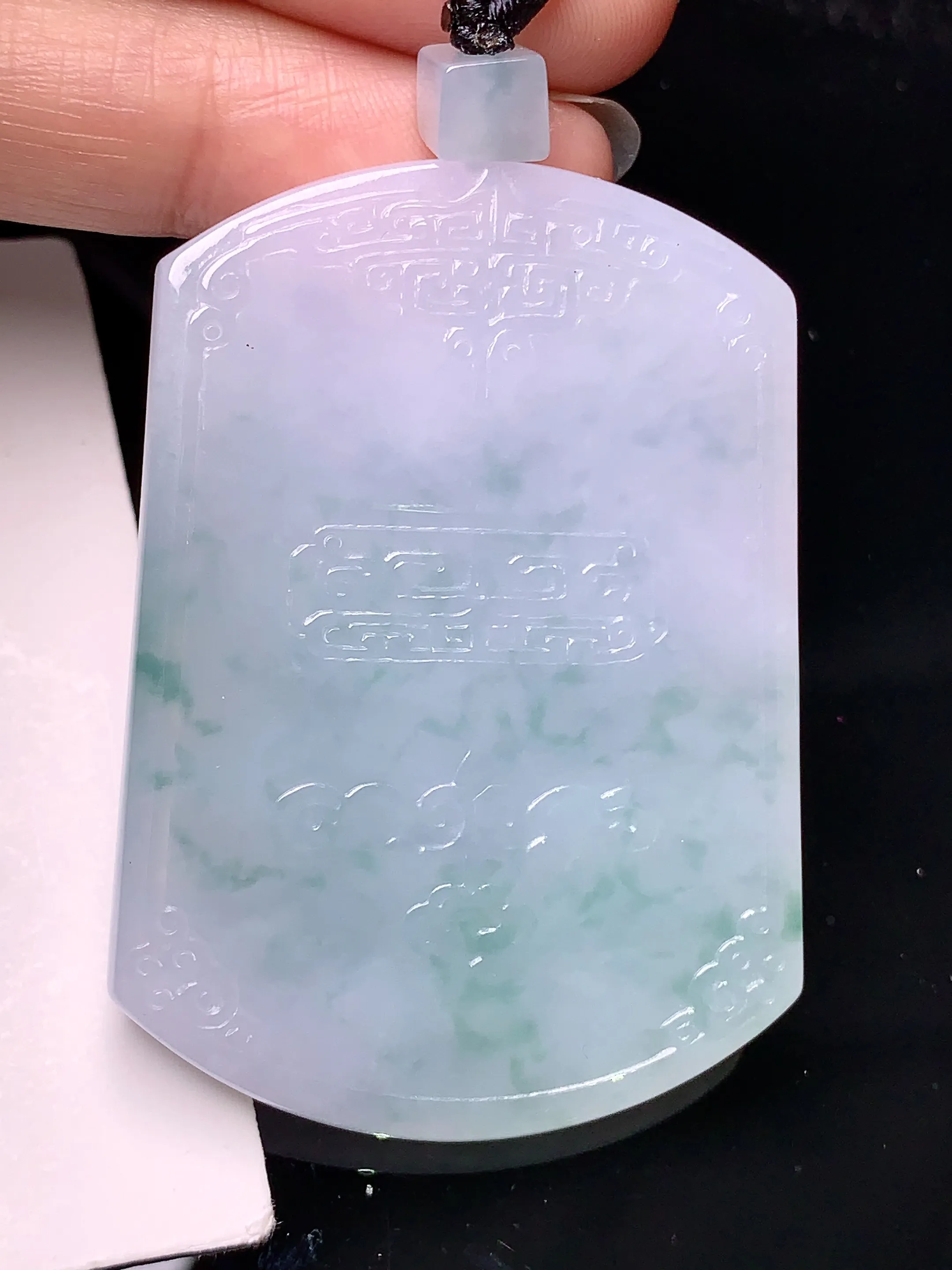 飘绿雕花无事牌吊坠 玉质细腻 色泽清新艳丽 整体尺寸53*38.2*5