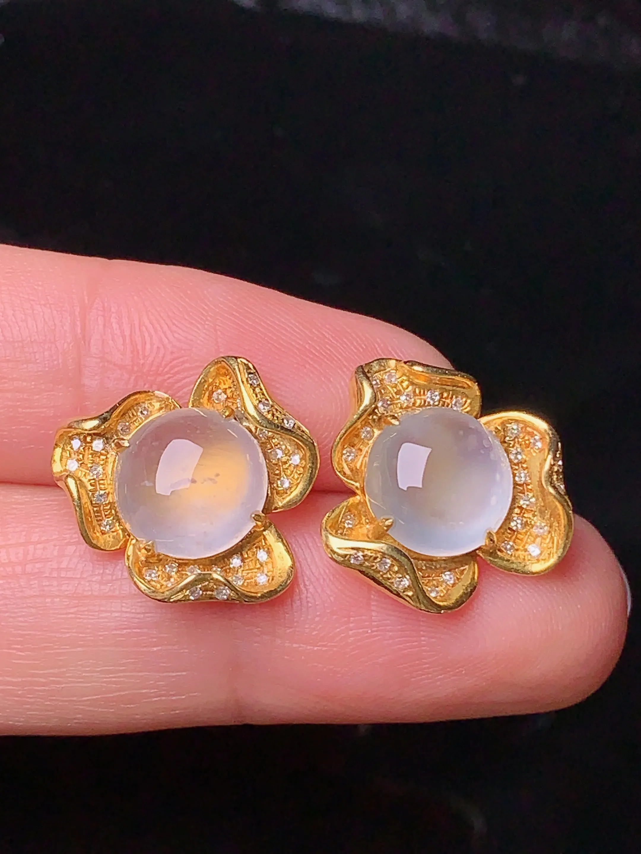 18k金钻镶嵌冰种蛋面耳钉 玉质细腻 色泽清新艳丽 整体尺寸14.3*5.5