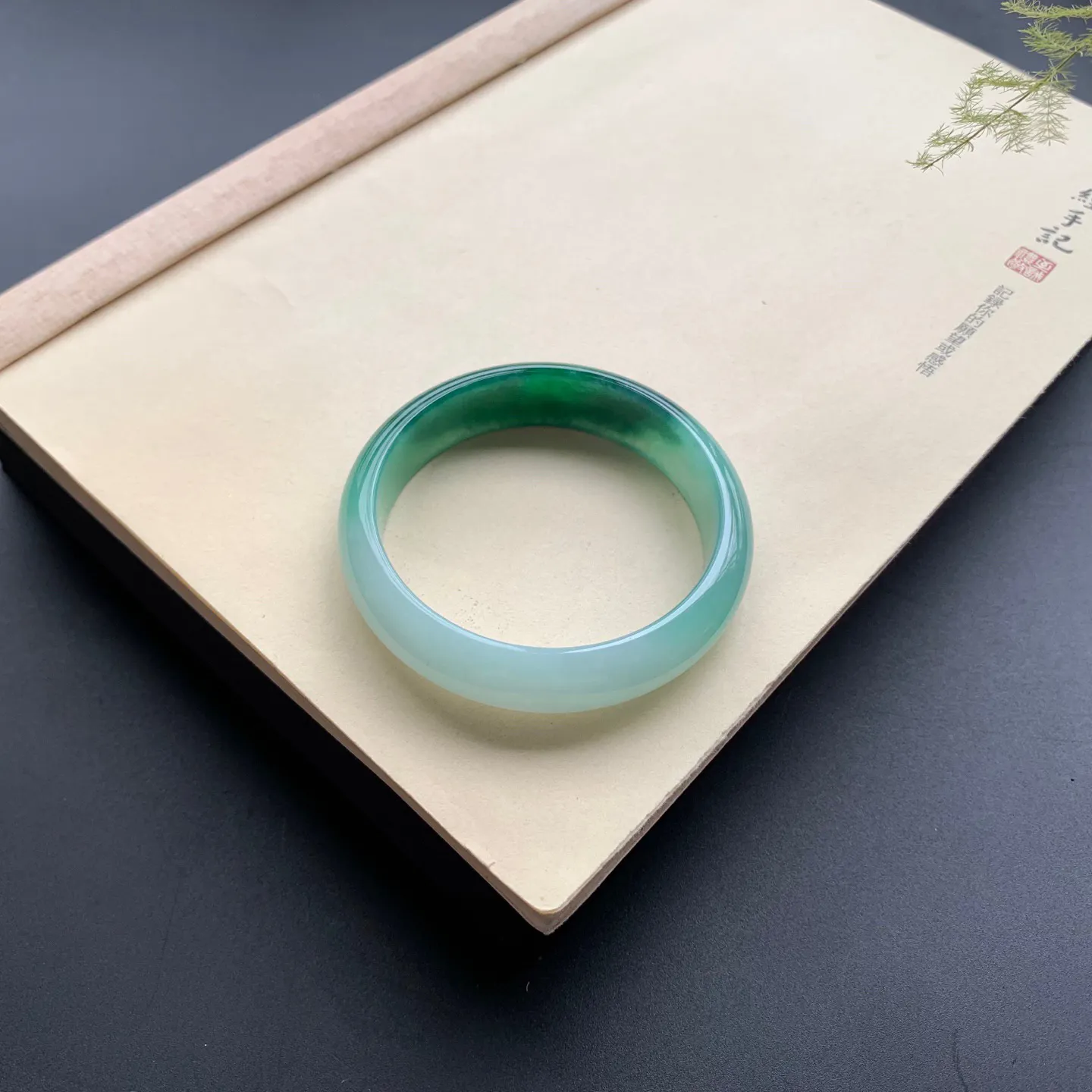 59.5圈口辣绿正圈手镯 尺寸：59.5-14.8-7.5，无纹裂，细腻光滑，色泽浓郁