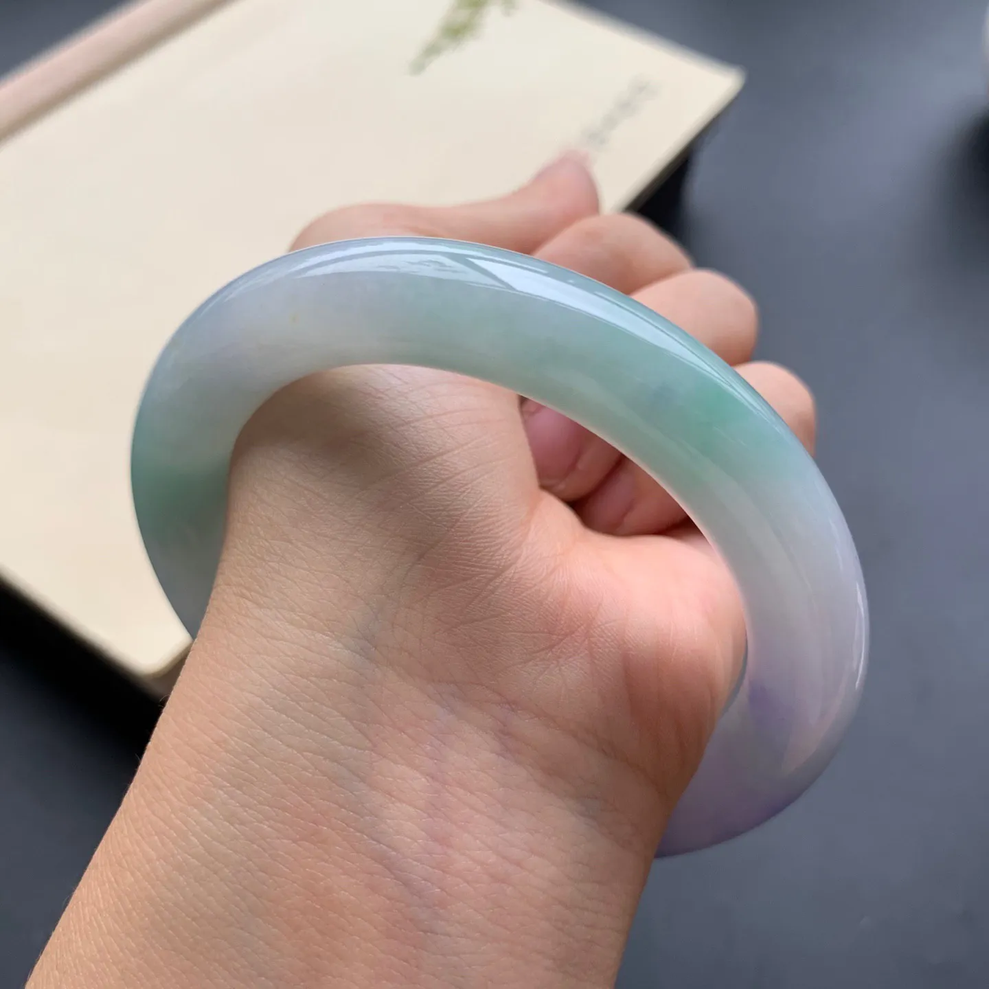 60圈口紫罗兰飘绿圆条手镯 尺寸：60-12.2-11，无纹裂，细腻光滑，色泽浓郁