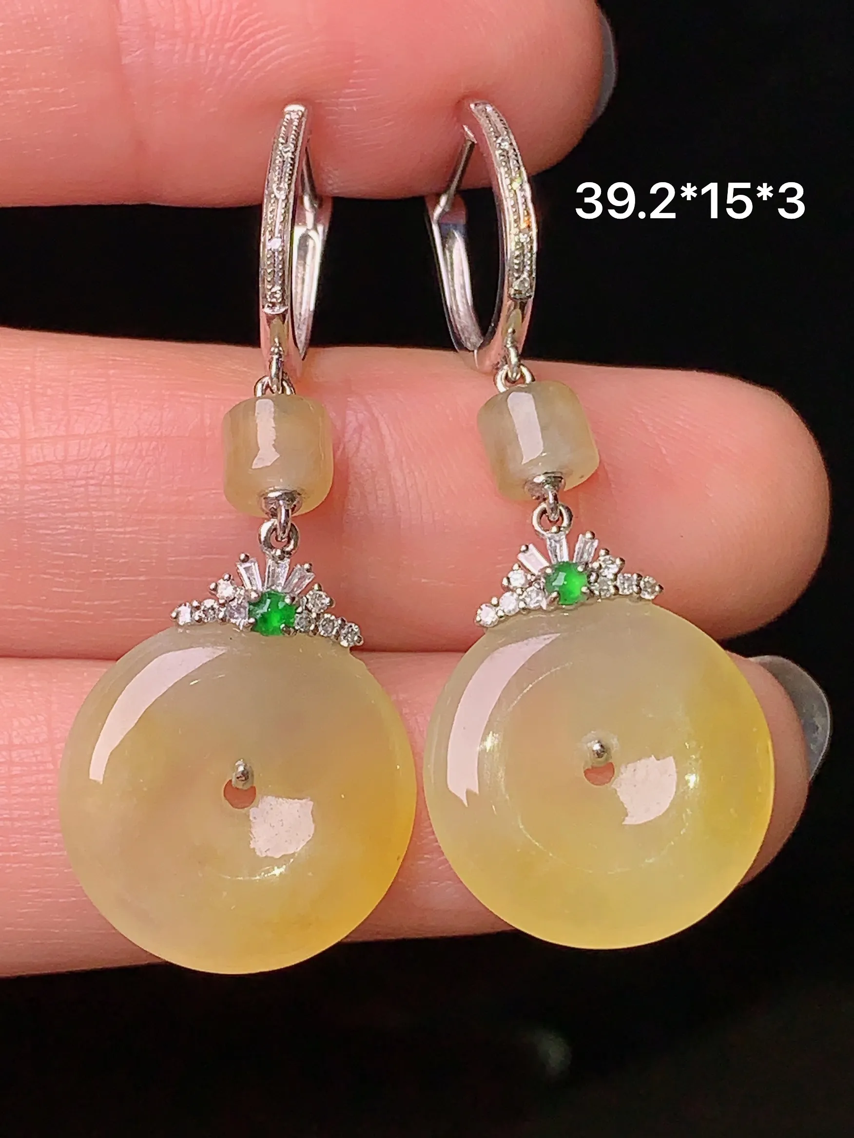 18k金钻镶嵌黄翡平安扣耳坠 玉质细腻 色泽艳丽 整体尺寸39.2*15*3