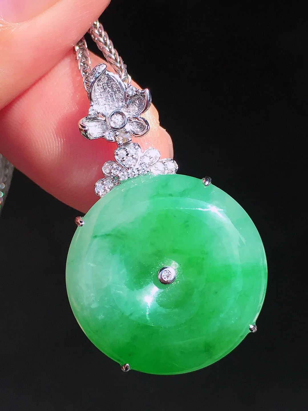 阳绿平安扣吊坠，色泽均匀艳丽，玉质细腻，荧光感超
强，饱满圆润，尽显优雅气质，18k
金豪华镶嵌