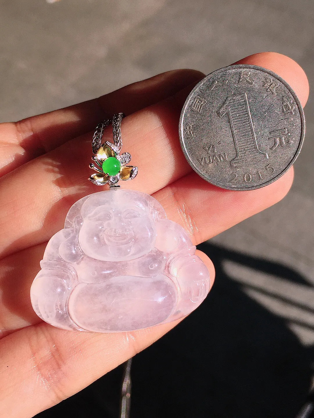 冰种佛公吊坠，玉质细腻，荧光感超
强，饱满圆润，尽显优雅气质，18k
金豪华镶嵌