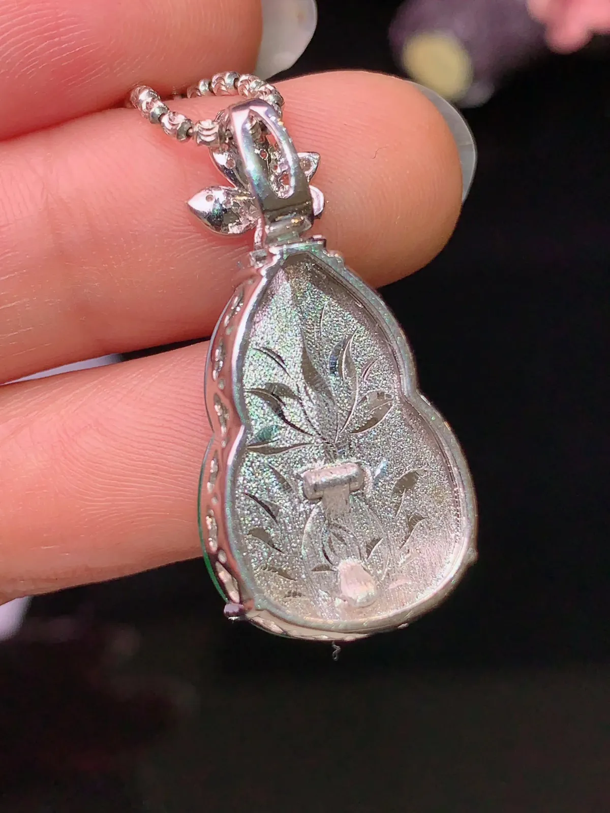 18k金钻镶嵌翠绿葫芦吊坠 玉质细腻 色泽艳丽 整体尺寸30.6*15*7.8