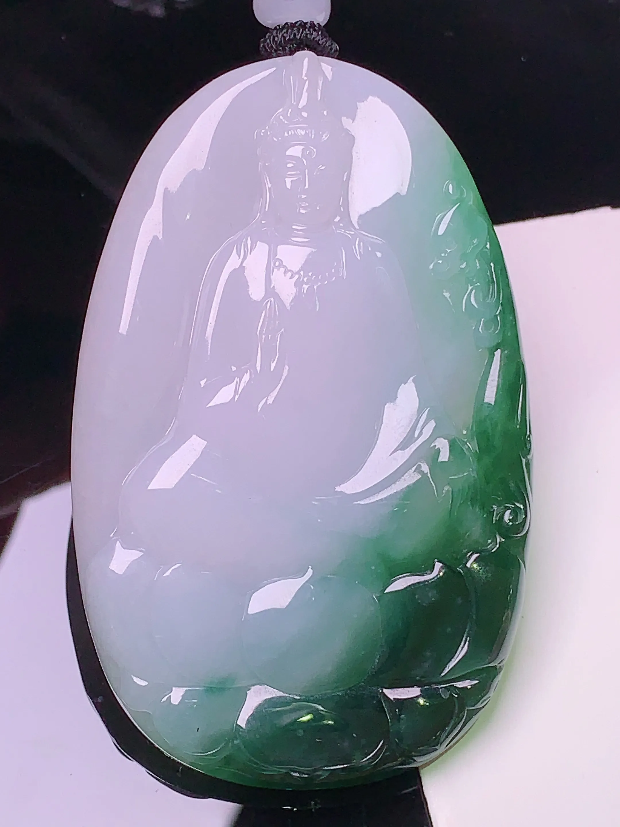 飘绿观音菩萨吊坠 玉质细腻 色泽清新艳丽 整体尺寸62.8*40*5.2