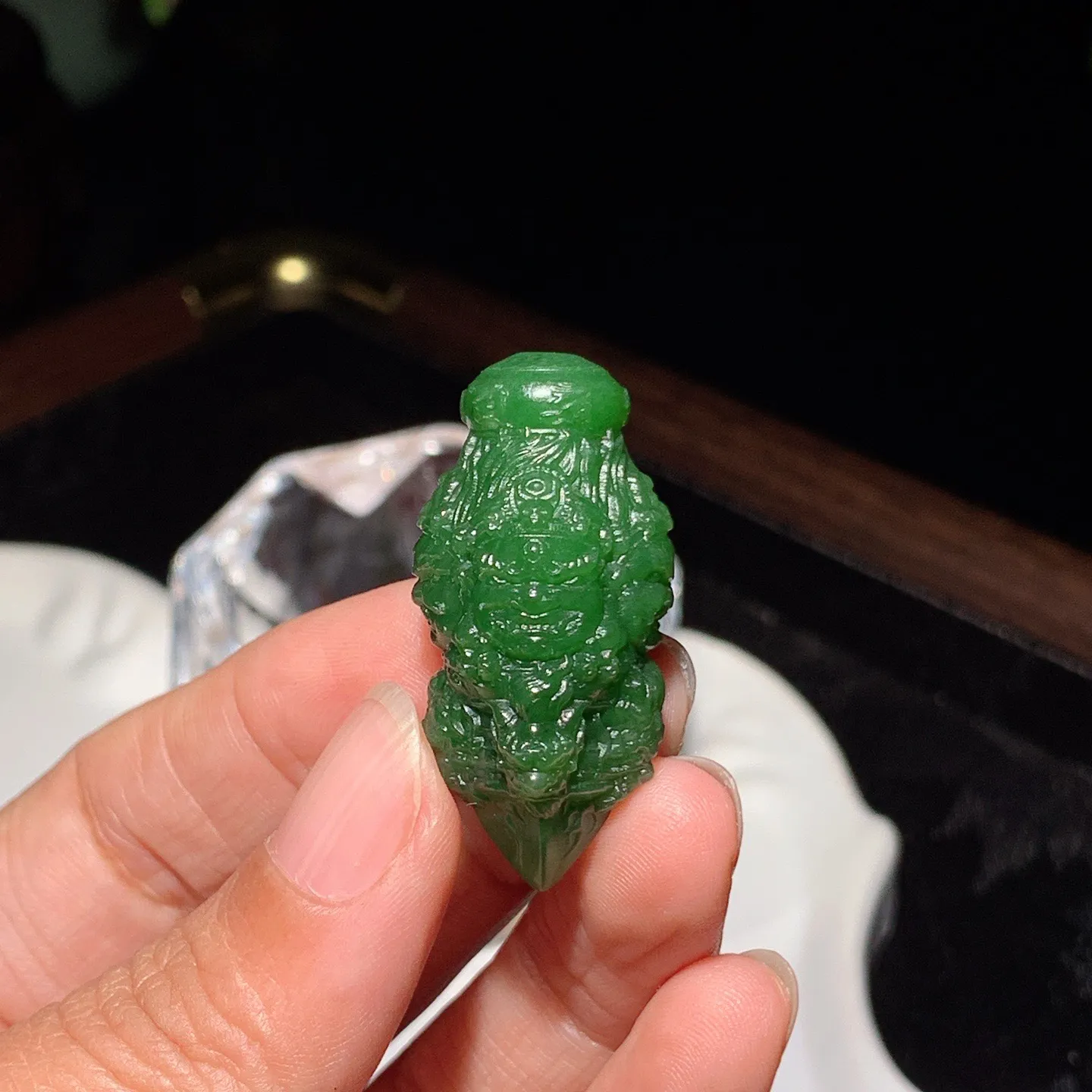 和田玉菠菜绿俄罗斯碧玉不动明王降魔杵挂件。尺寸38/19重14.5克。玉质细腻油润。手推出油。佩戴高端典雅。lt251104