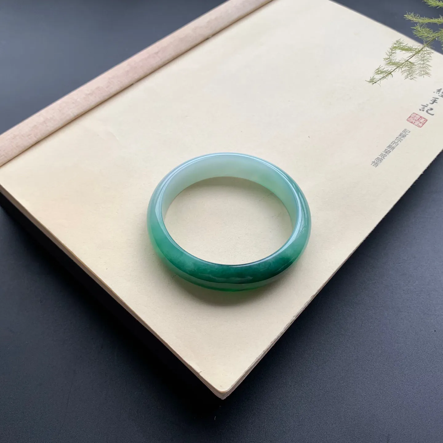 59.5圈口辣绿正圈手镯 尺寸：59.5-14.8-7.5，无纹裂，细腻光滑，色泽浓郁